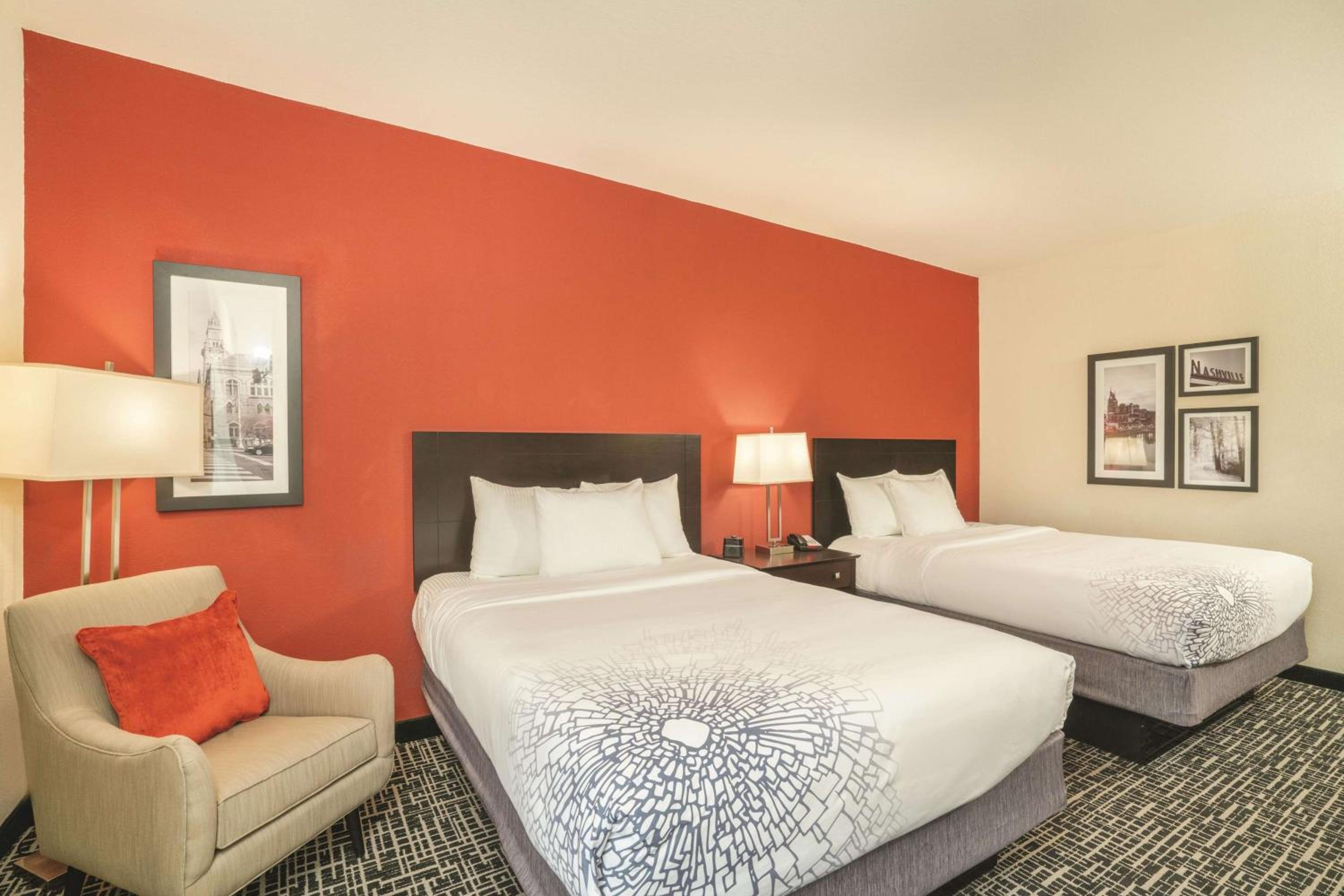 Deluxe Queen Room with Two Queen Beds - Photo 4