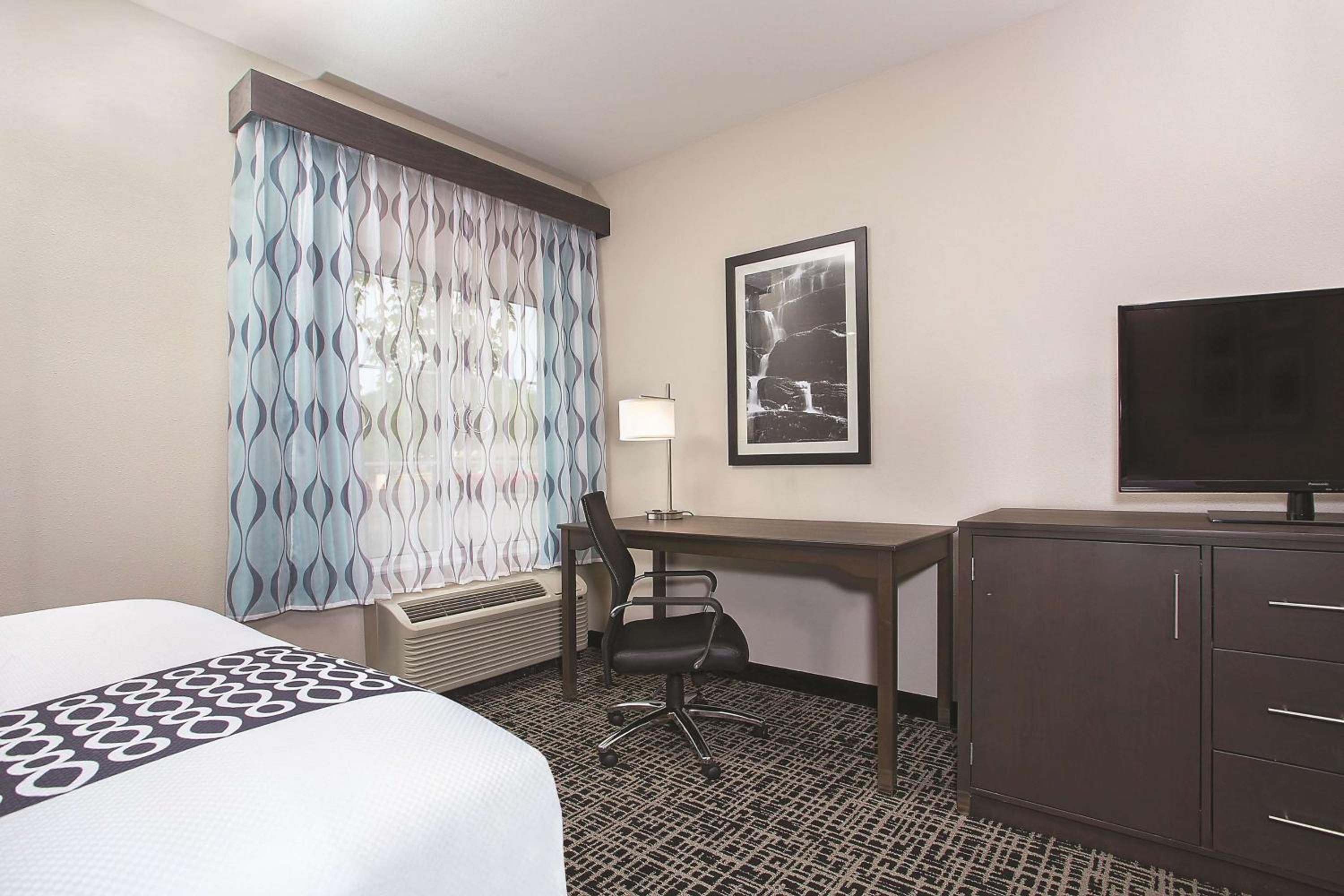 Queen Room with Two Queen Beds - Non-Smoking photo 1
