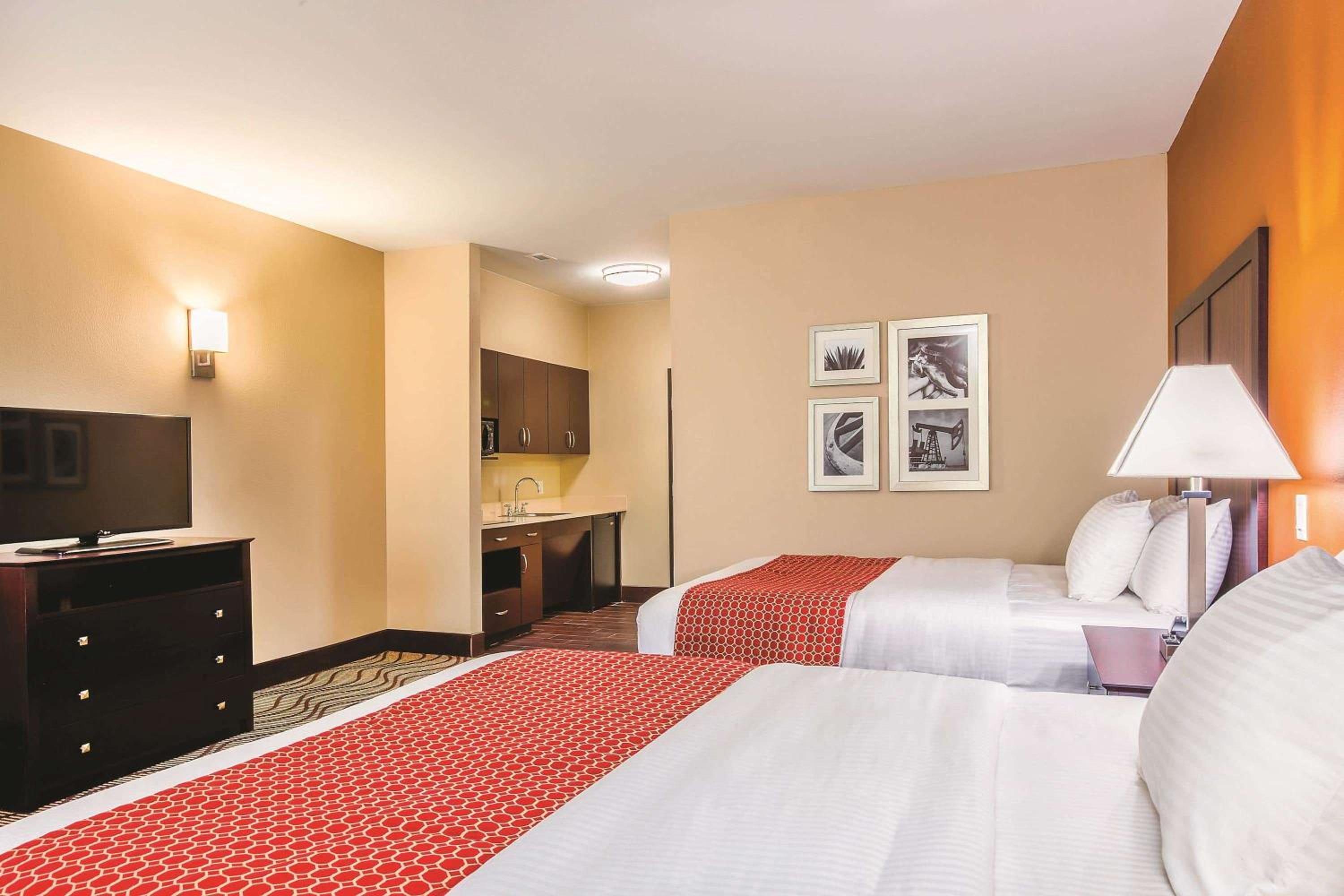 Queen Room with Two Queen Beds and Roll-in Shower - Mobility Accessible/Non-Smoking photo 1