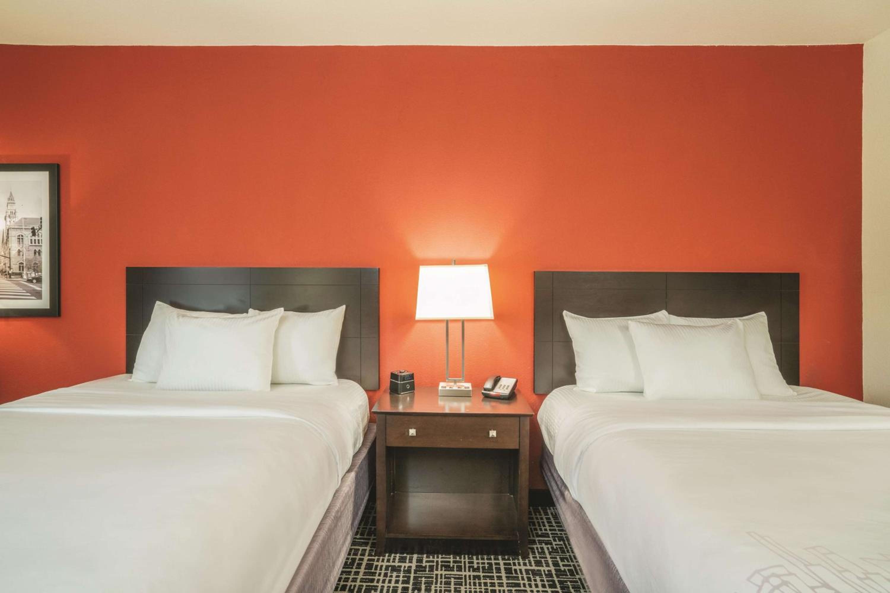 Deluxe Queen Room with Two Queen Beds - Photo 3