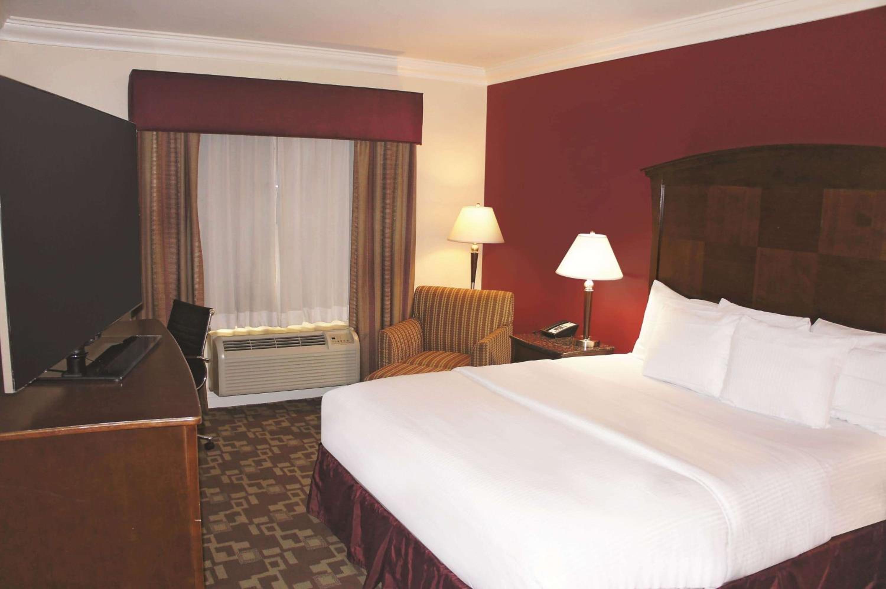 King Room - Non-Smoking - Photo 1