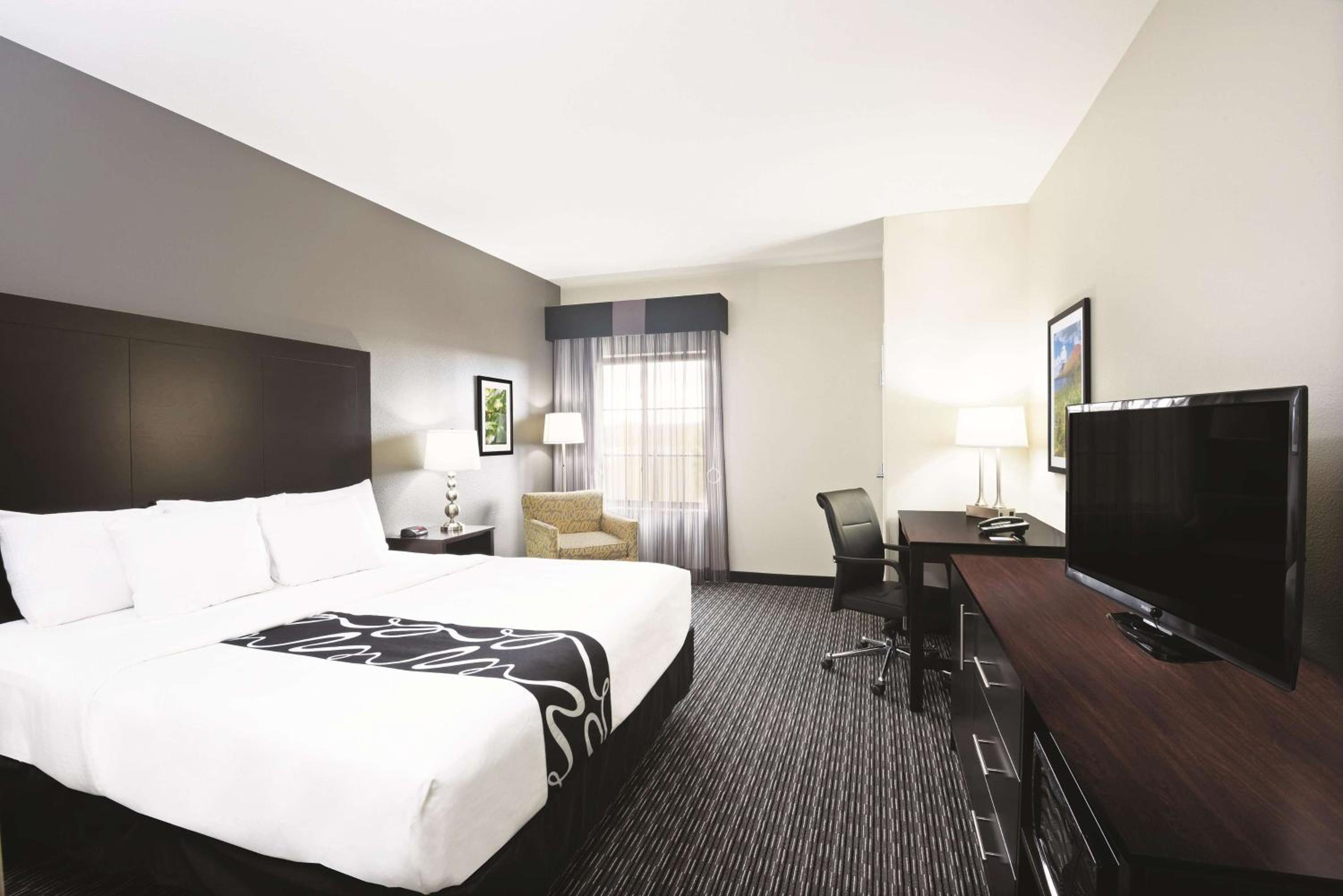 King Room with Mobility/Hearing Impaired Access - Non-Smoking photo 2