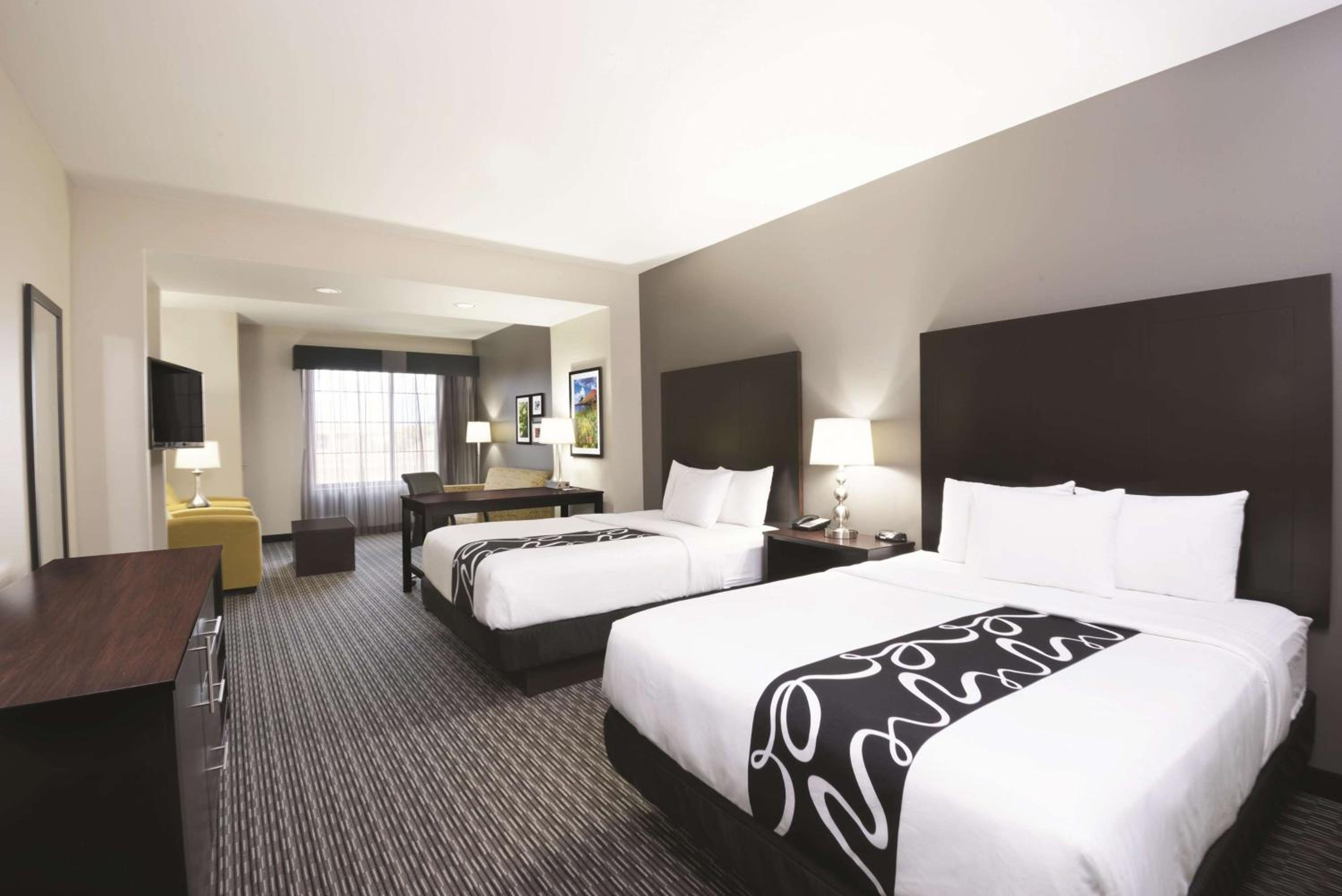 Deluxe Suite with Two Queen Beds - Non-Smoking photo 3