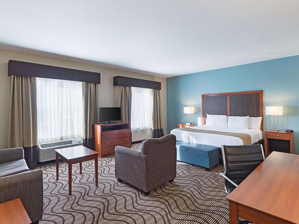 Deluxe King Suite - Non-Smoking photo 1