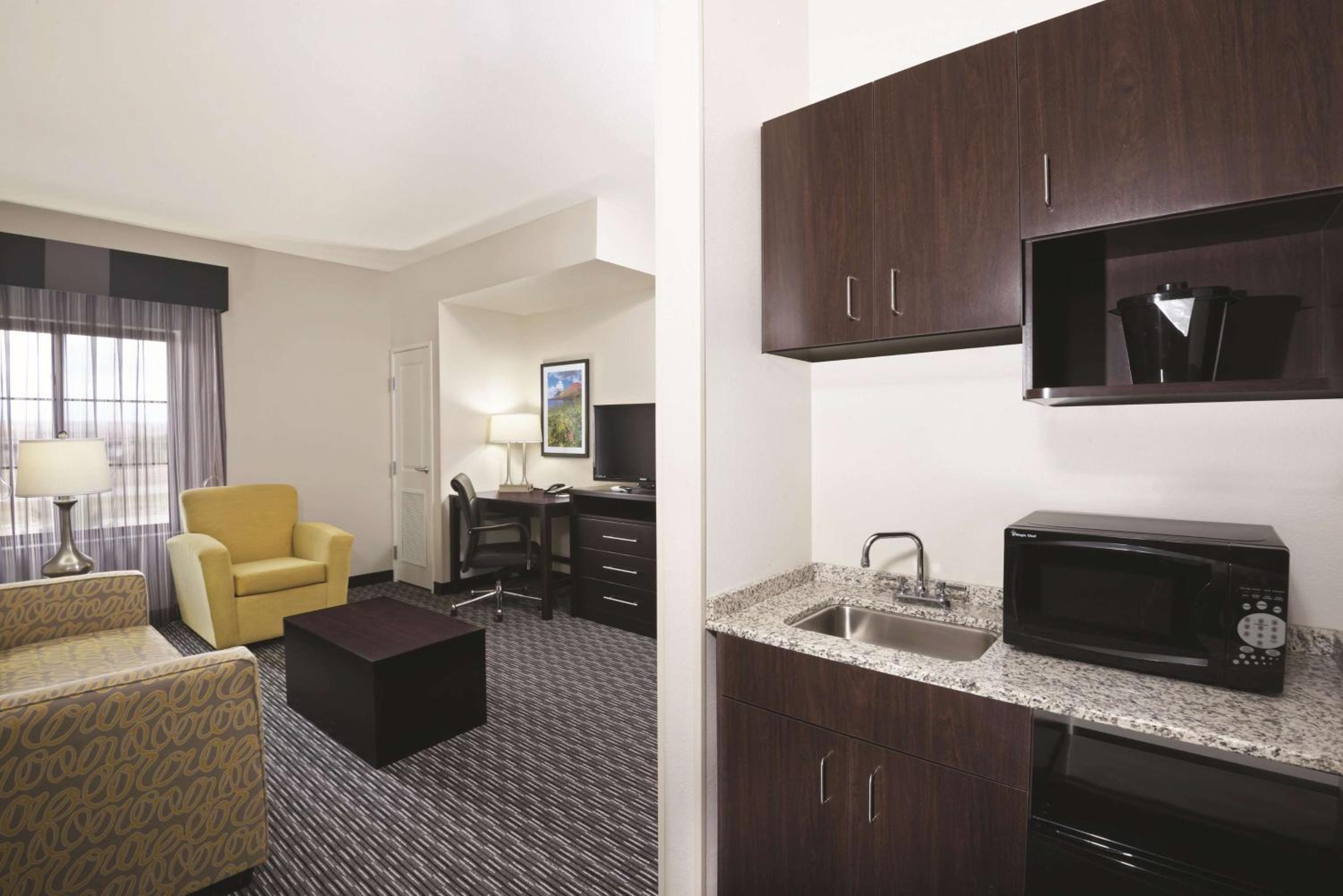Deluxe King Suite - Non-Smoking photo 1