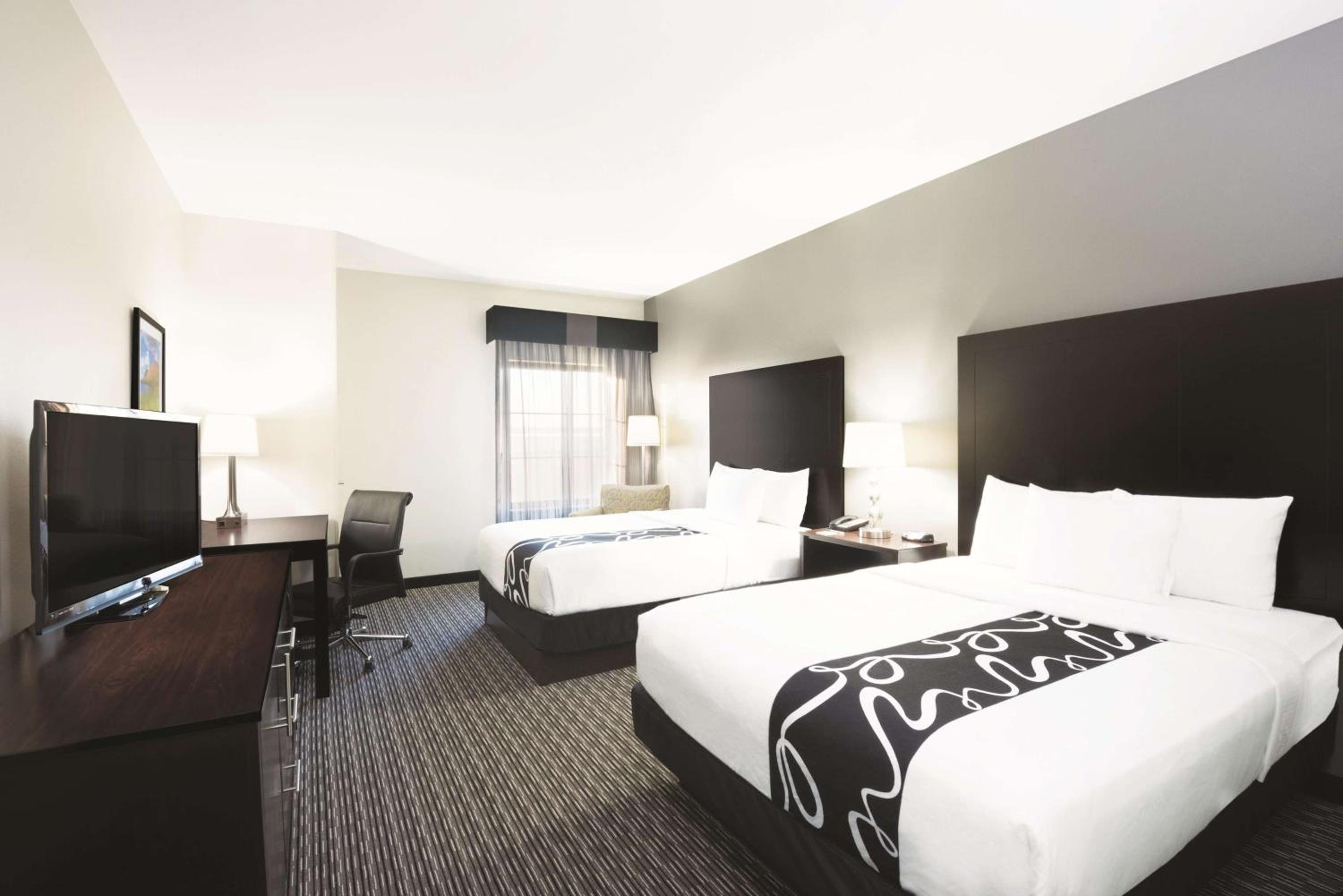 Queen Room with Two Queen Beds photo 3