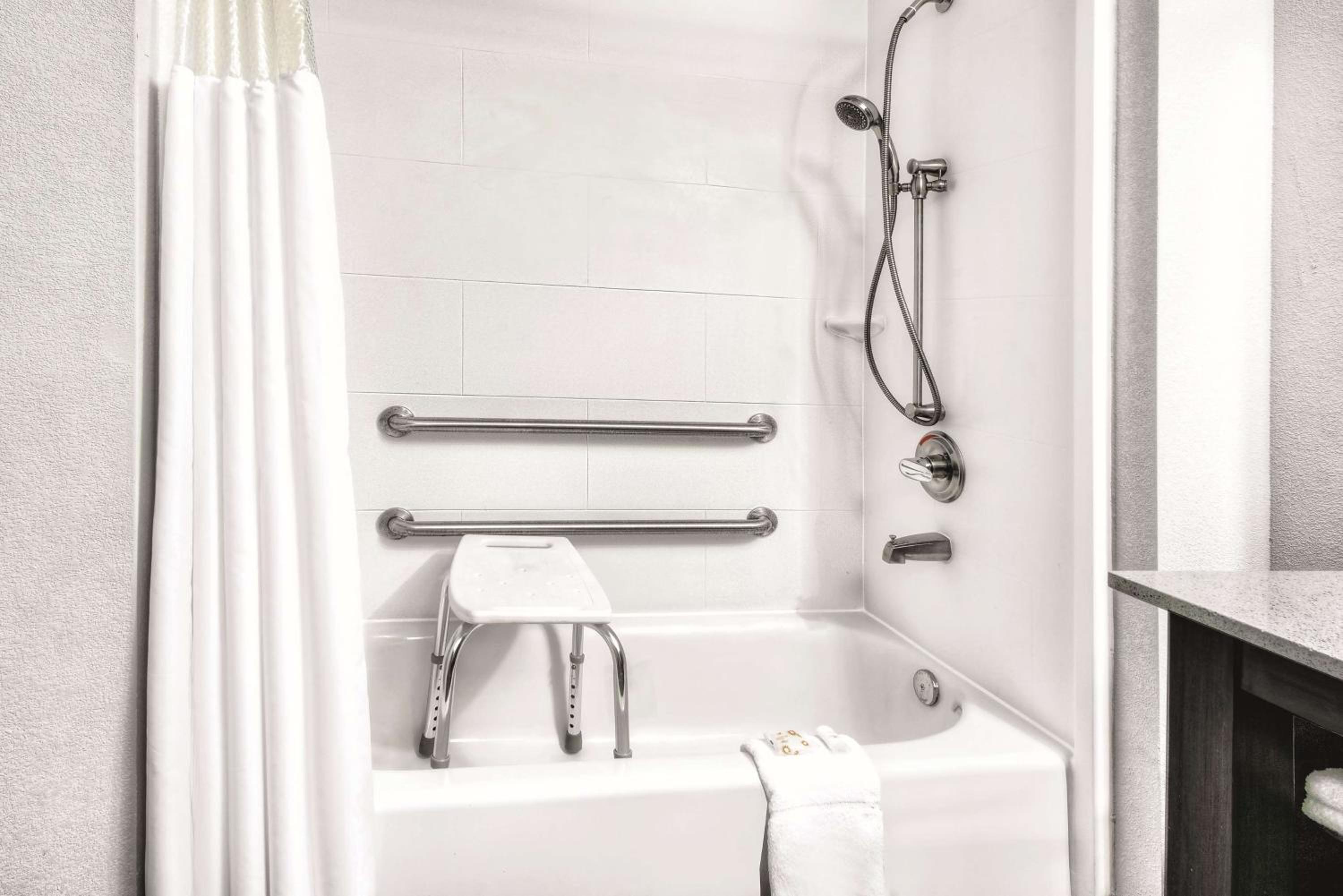 1 King Bed, Deluxe Mobility Accessible Room, Bathtub w/ Grab Bars, Non-Smoking photo 2