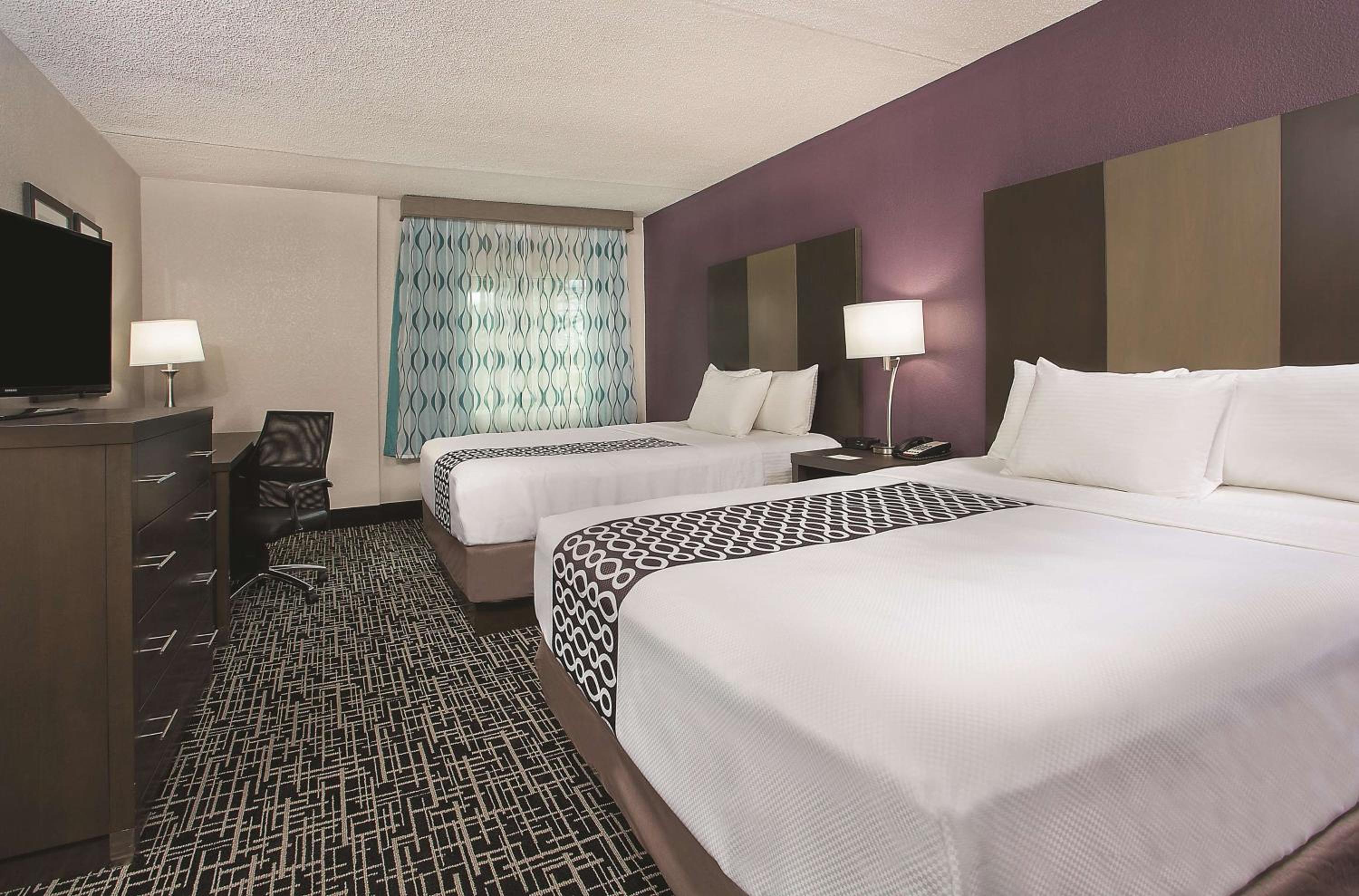 Queen Room with Two Queen Beds - Photo 8