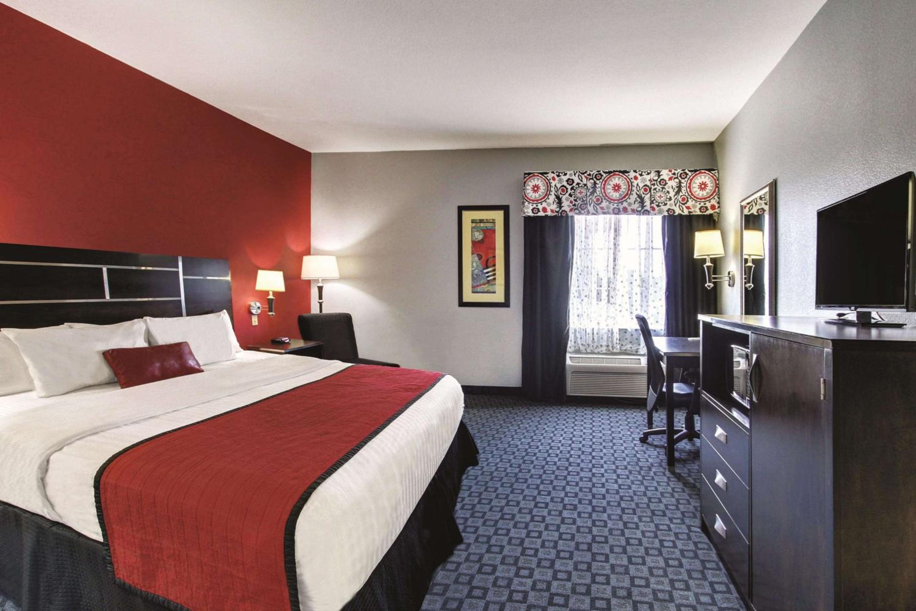 Deluxe King Room - Photo 9