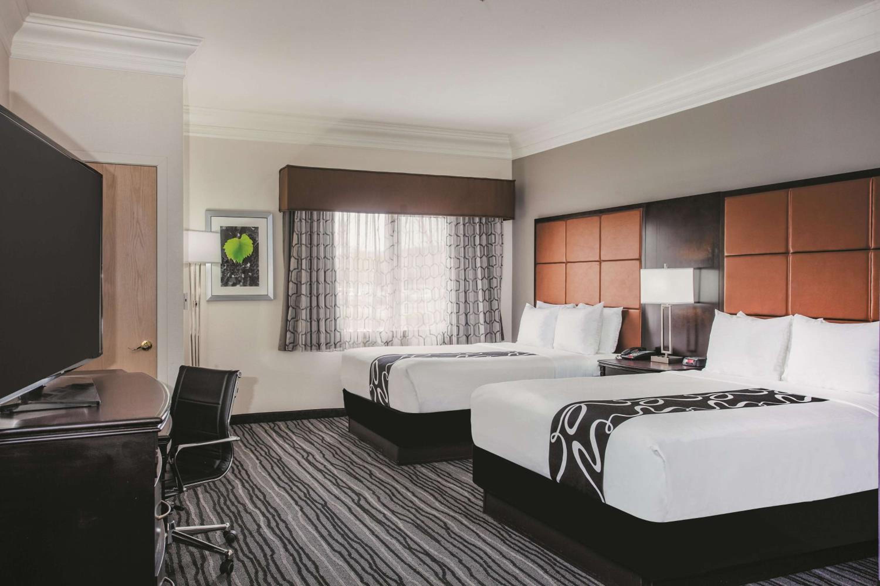 Studio Suite with Two Queen Beds - Non-Smoking - Photo 3
