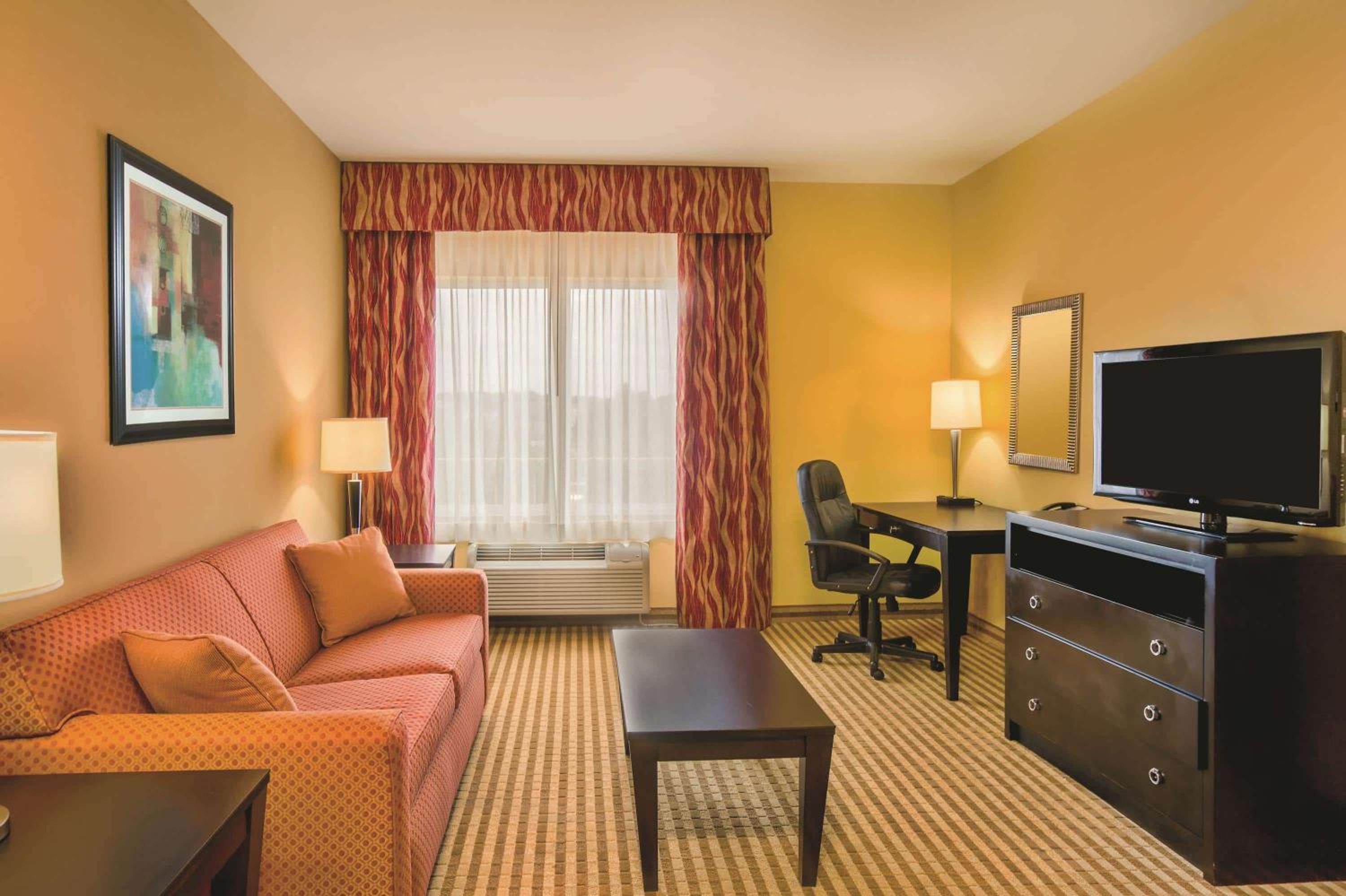 One-Bedroom King Suite - Non-Smoking
