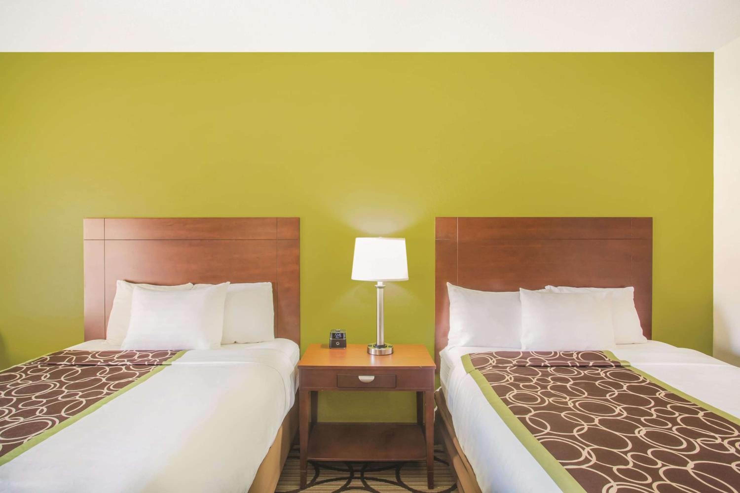 Queen Room with Two Queen Beds - Disability Access - Pet Friendly 1st Floor Only - Non-Smoking - Photo 4
