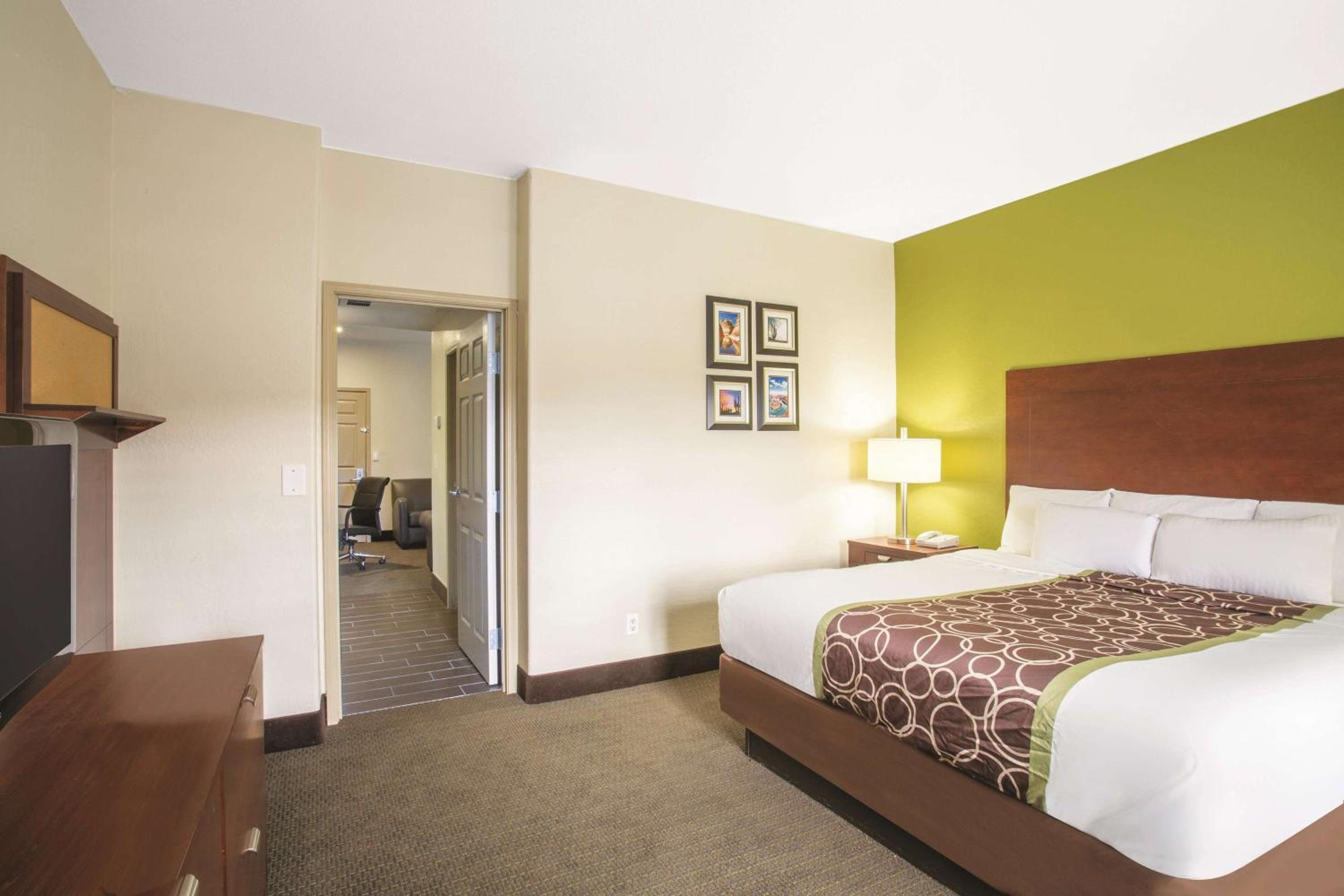 King Suite - Pet Friendly 1st Floor Only - Non-Smoking - Photo 1