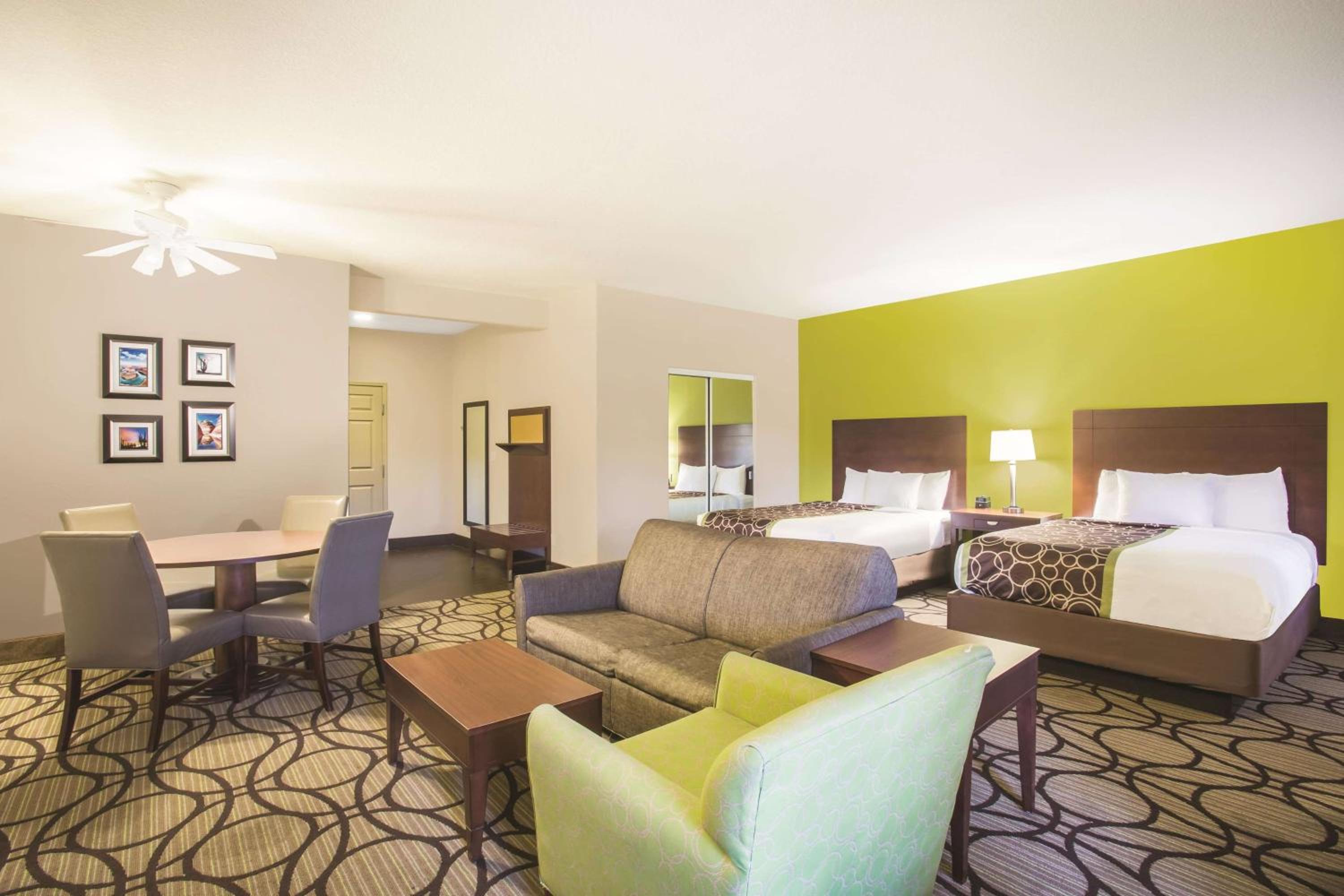 Deluxe Family Room - Non-Smoking - Photo 2