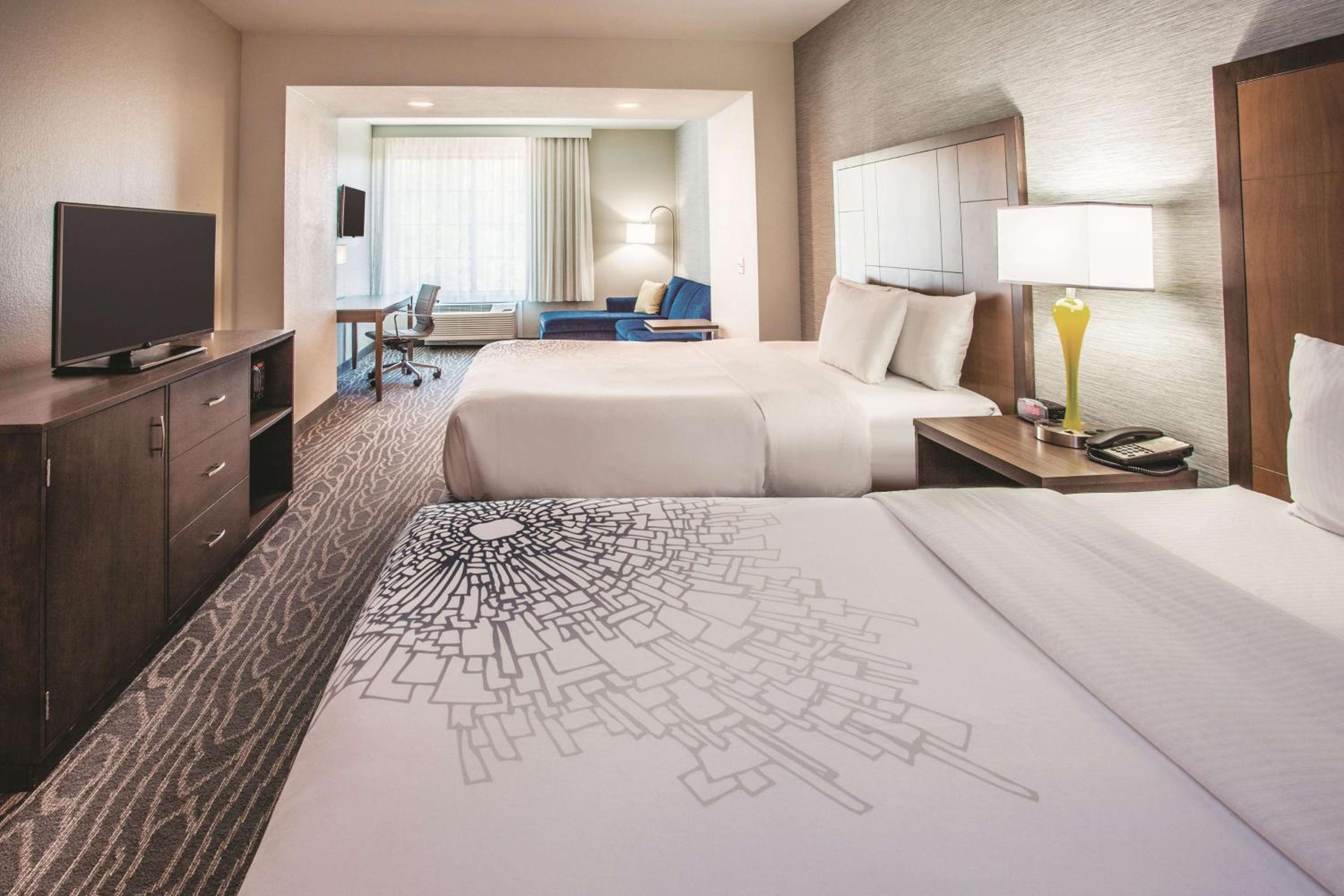 Executive Queen Room with Two Queen Beds photo 1