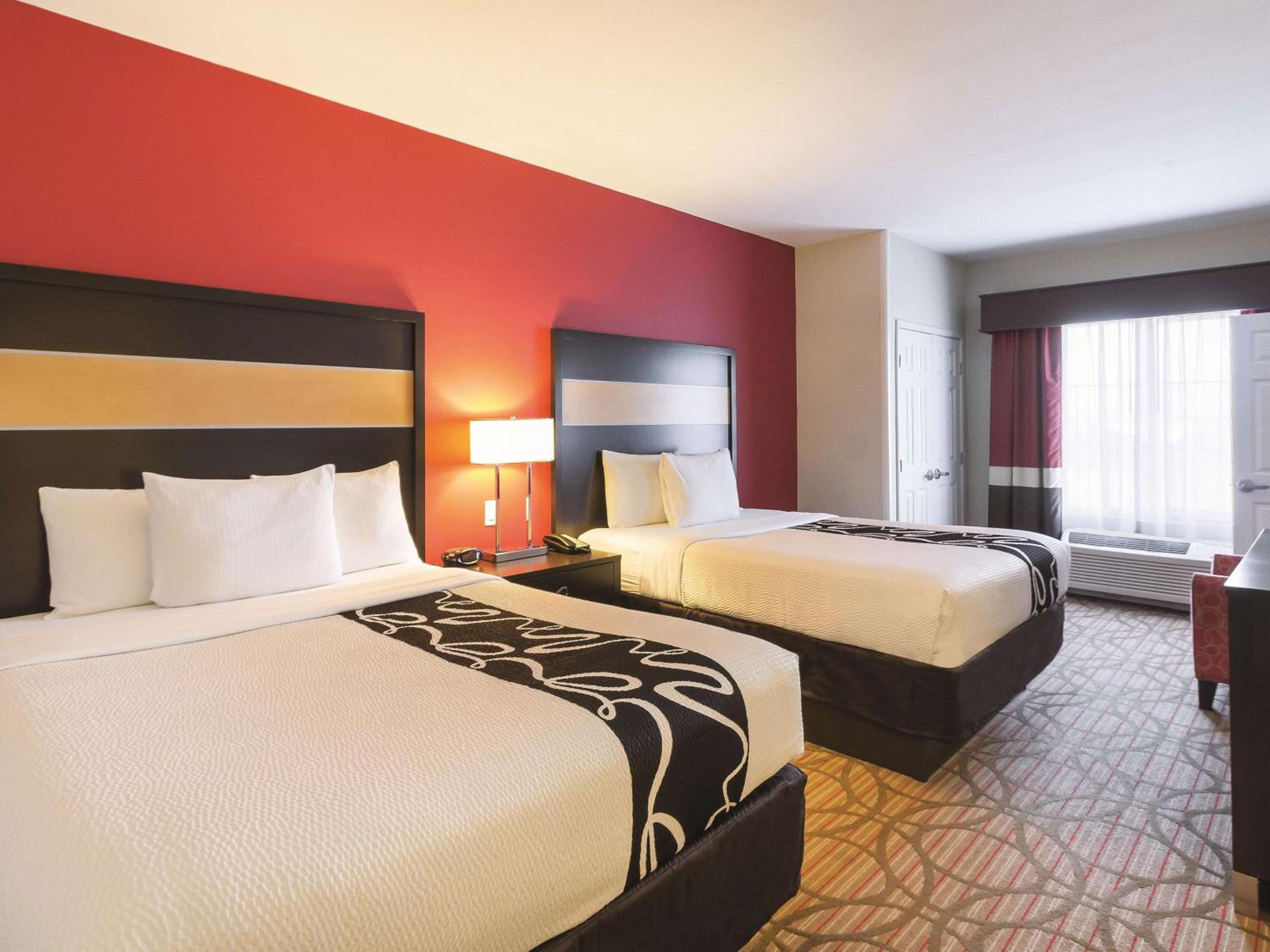 One-Bedroom Suite with Two Queen Beds - Non-Smoking - Photo 2