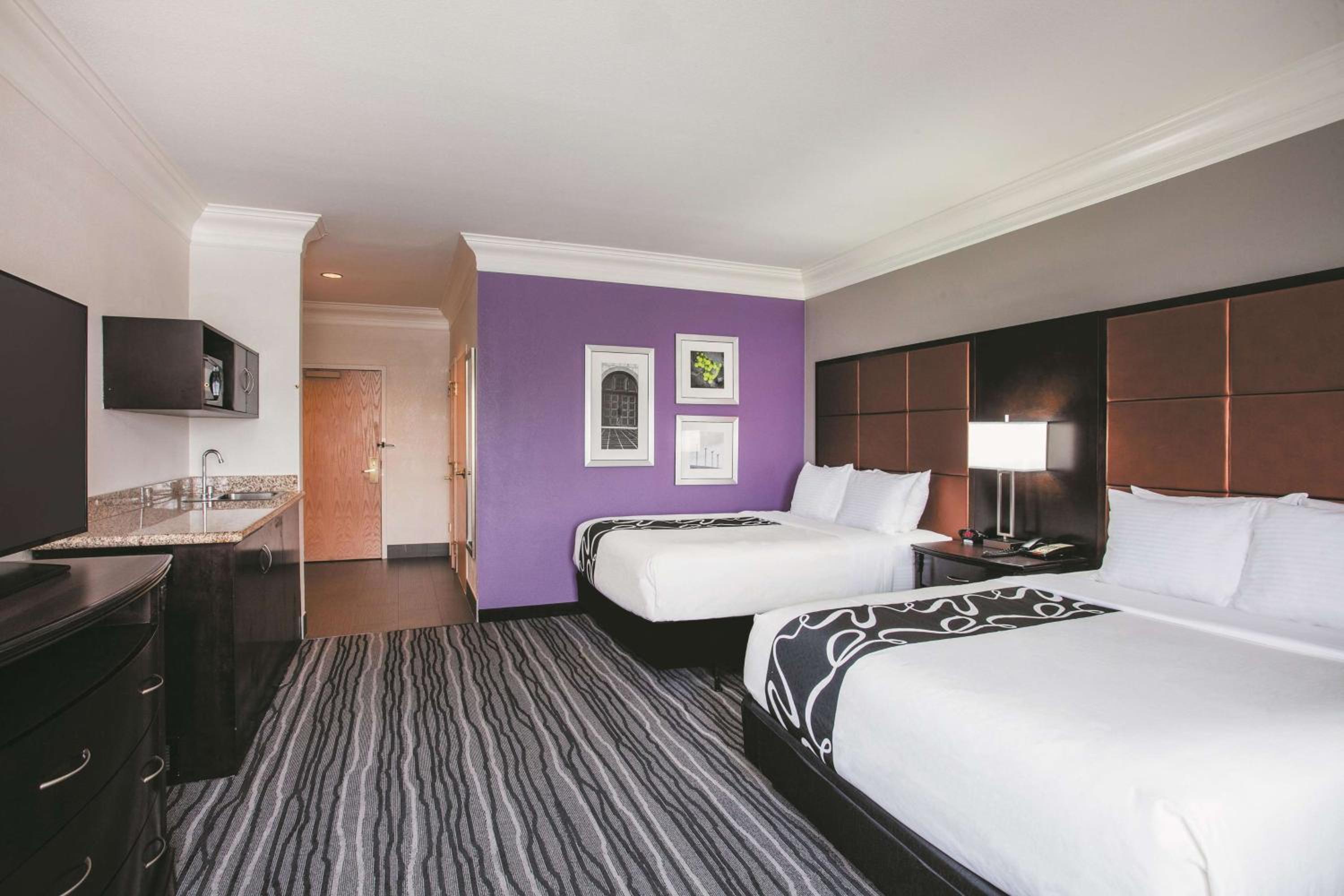 Queen Room with Two Queen Beds and Mobility/Hearing Access - Non-Smoking - Photo 2