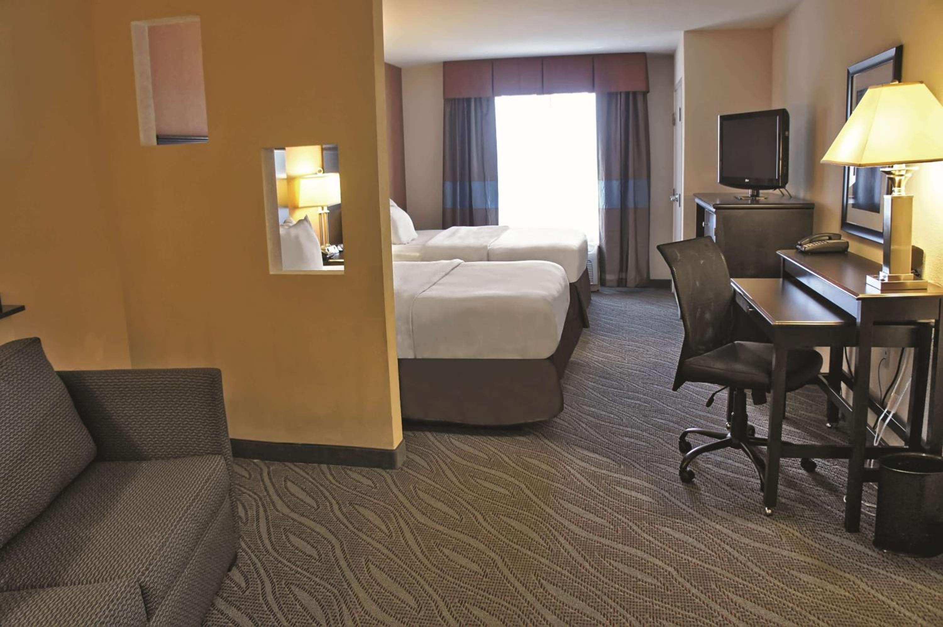 Queen Room with Two Queen Beds - Photo 2