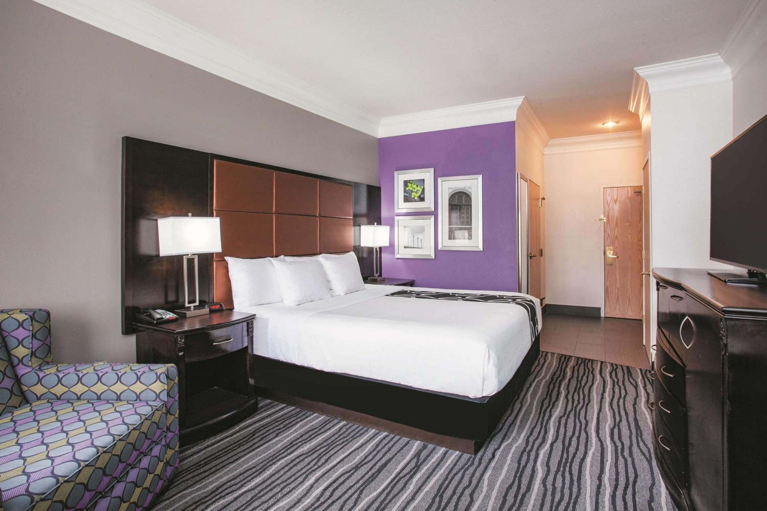 Deluxe King Room - Photo 2