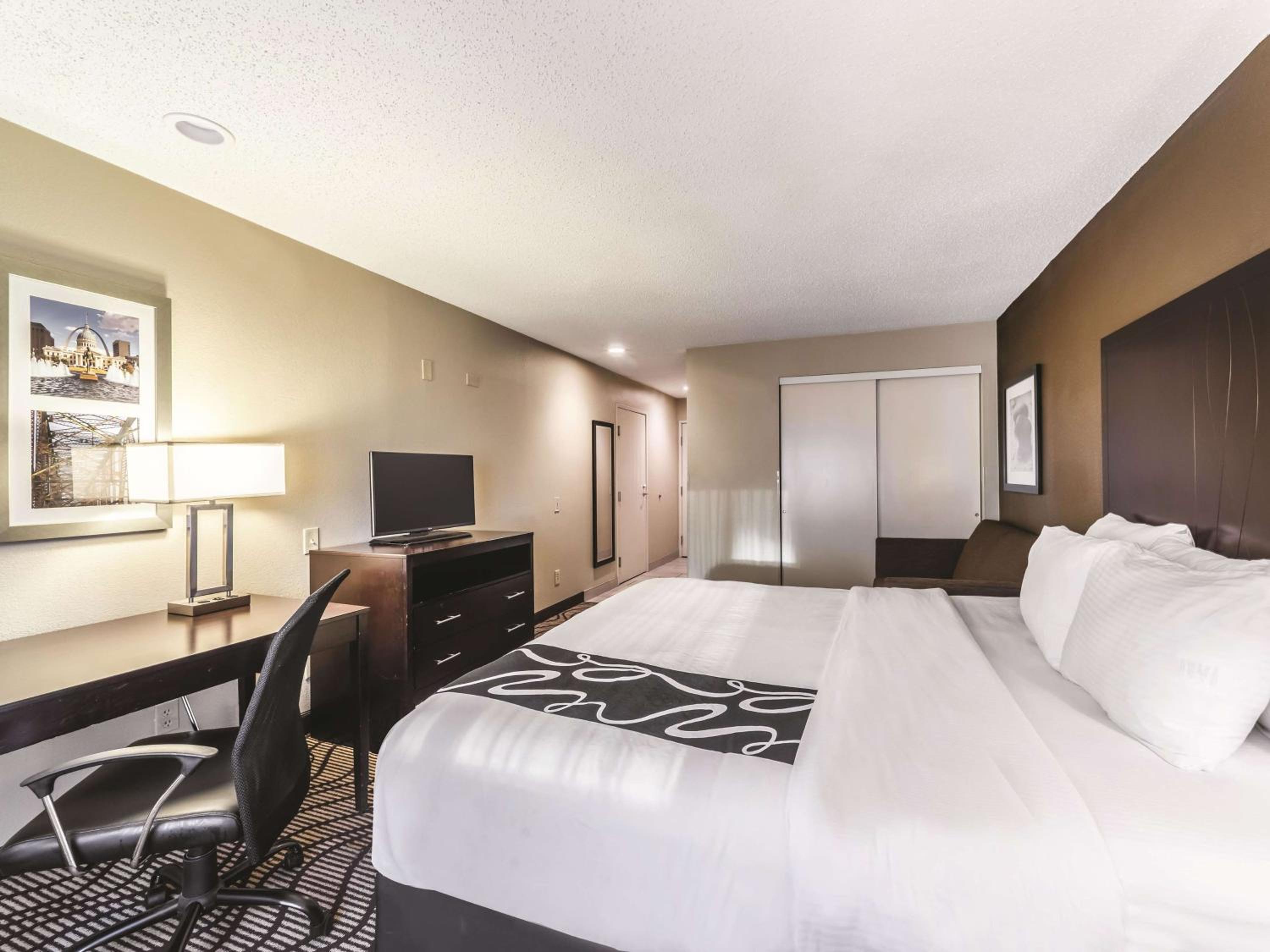 Deluxe King Room - Disability Access photo 1