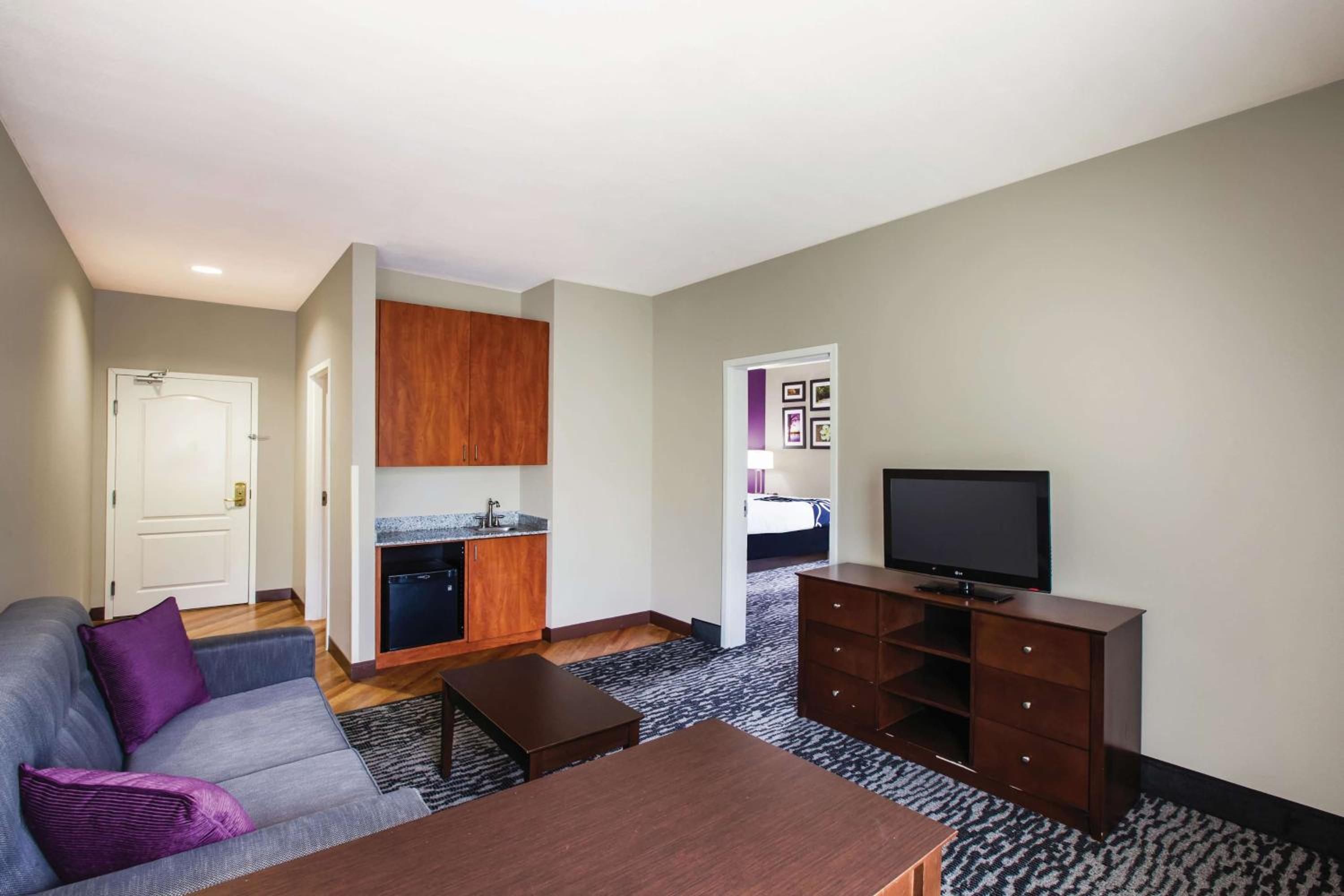 One-Bedroom King Suite - Non-Smoking photo 2