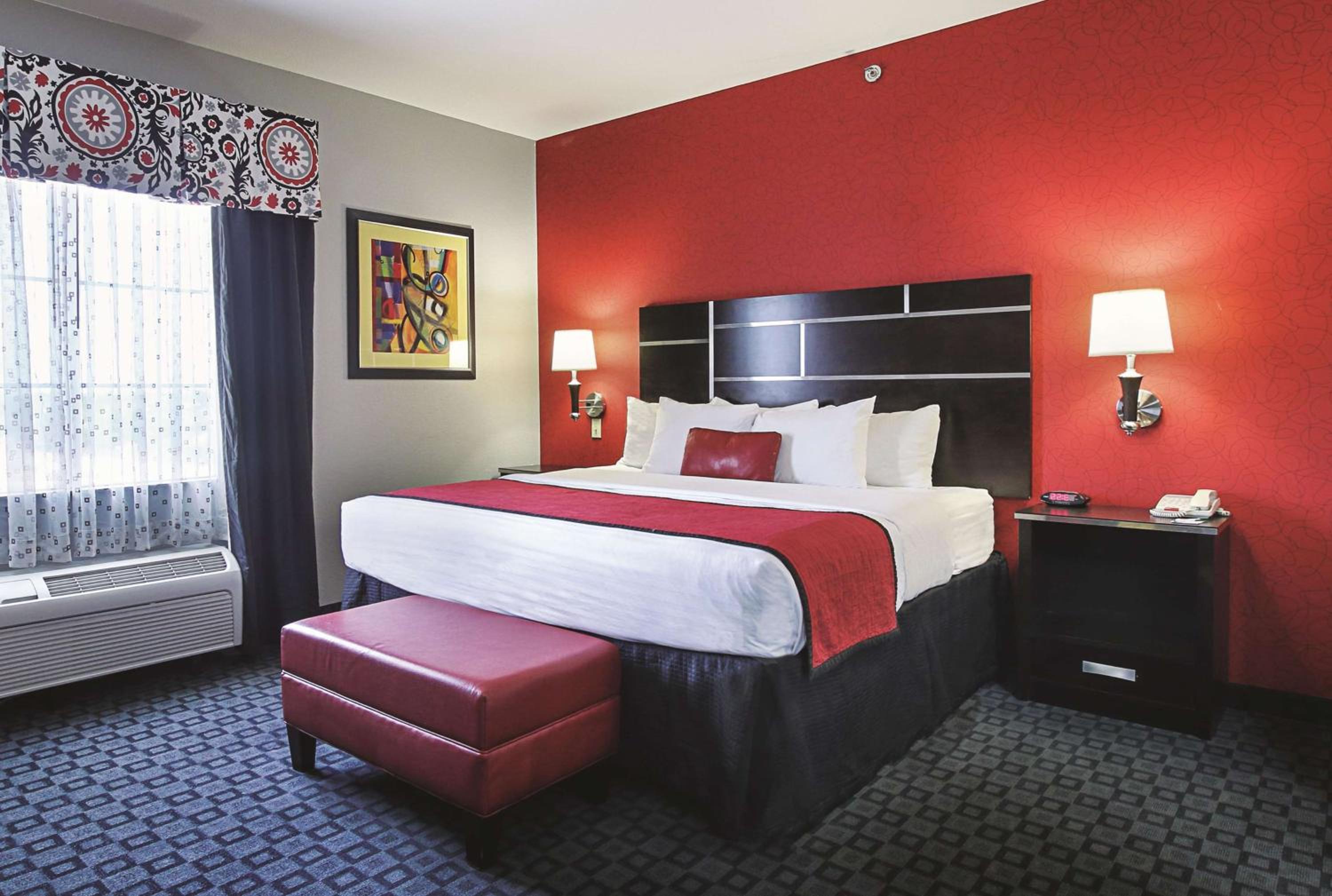 Deluxe King Room - Photo 7