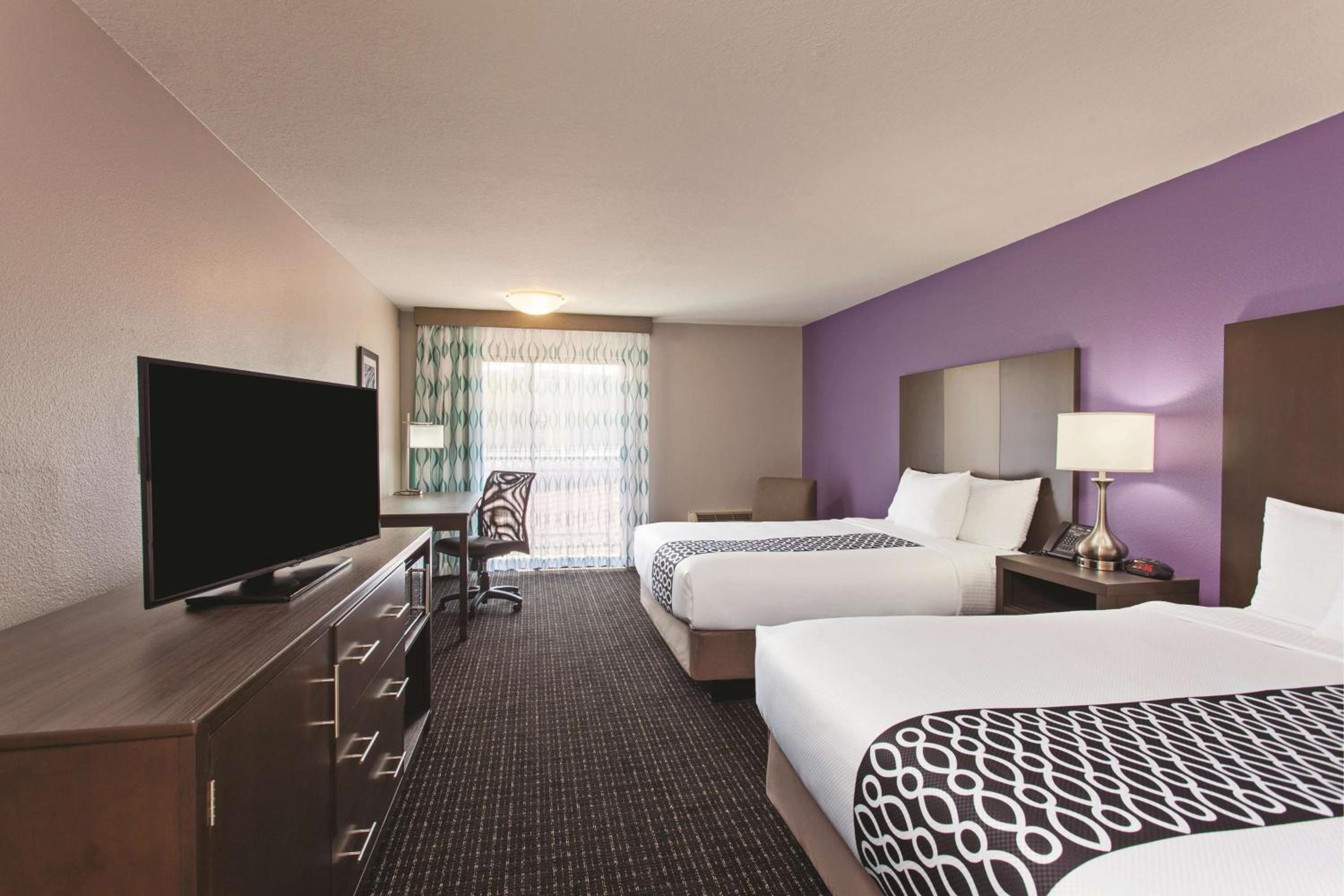 Queen Room with Two Queen Beds - Photo 12