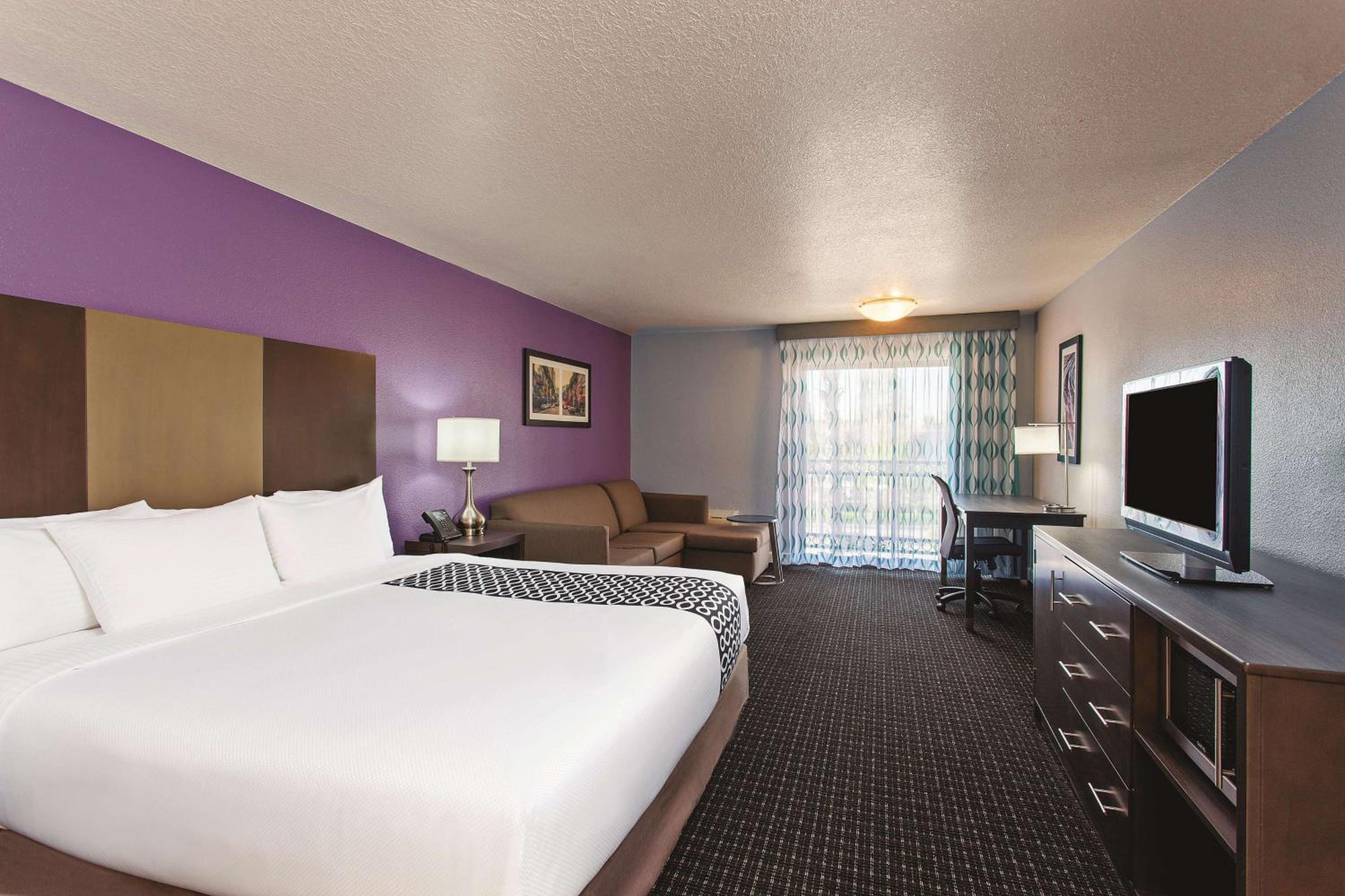 Deluxe King Room - Non-Smoking - Photo 3