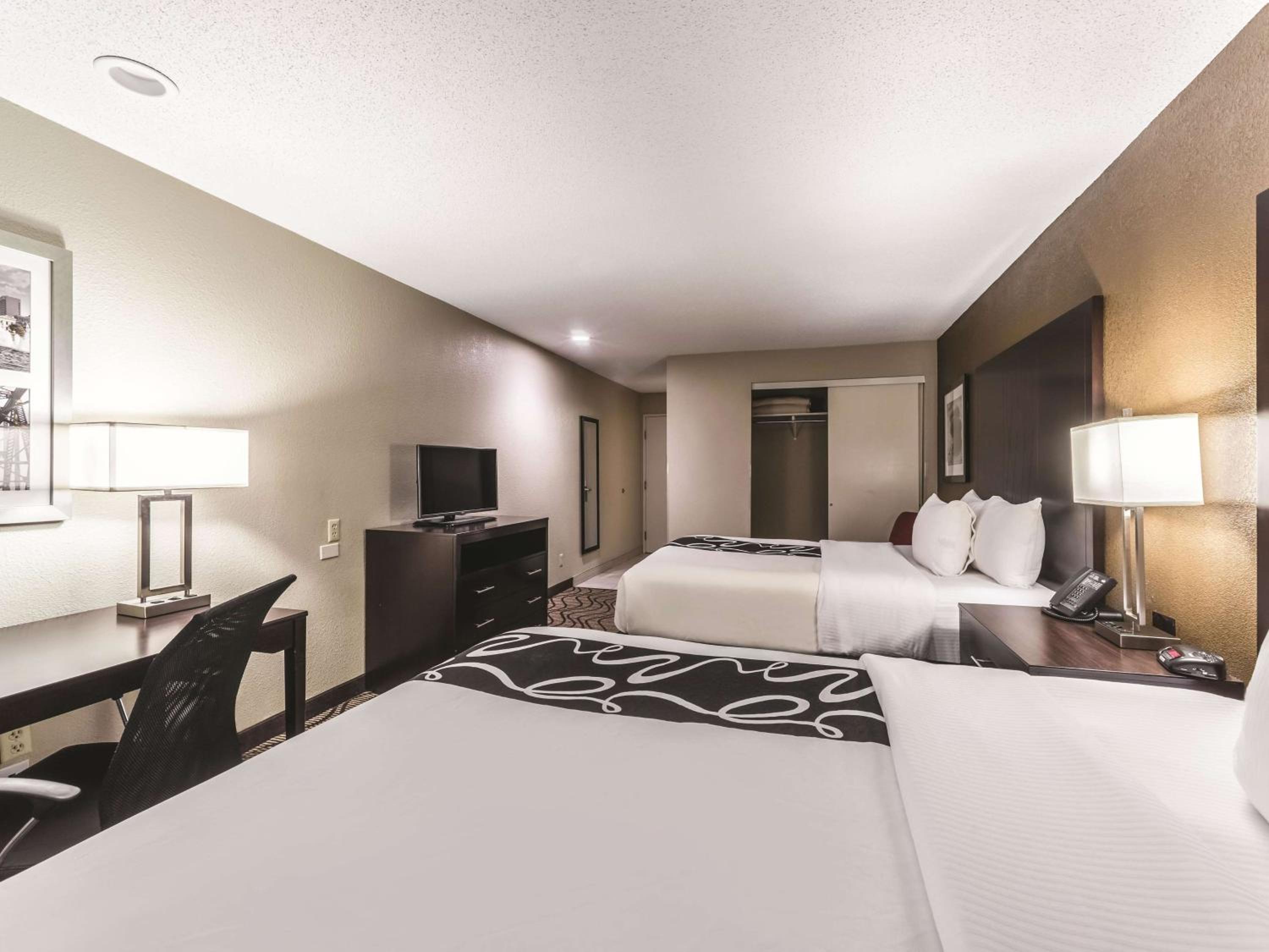 Queen Room with Two Queen Beds photo 1
