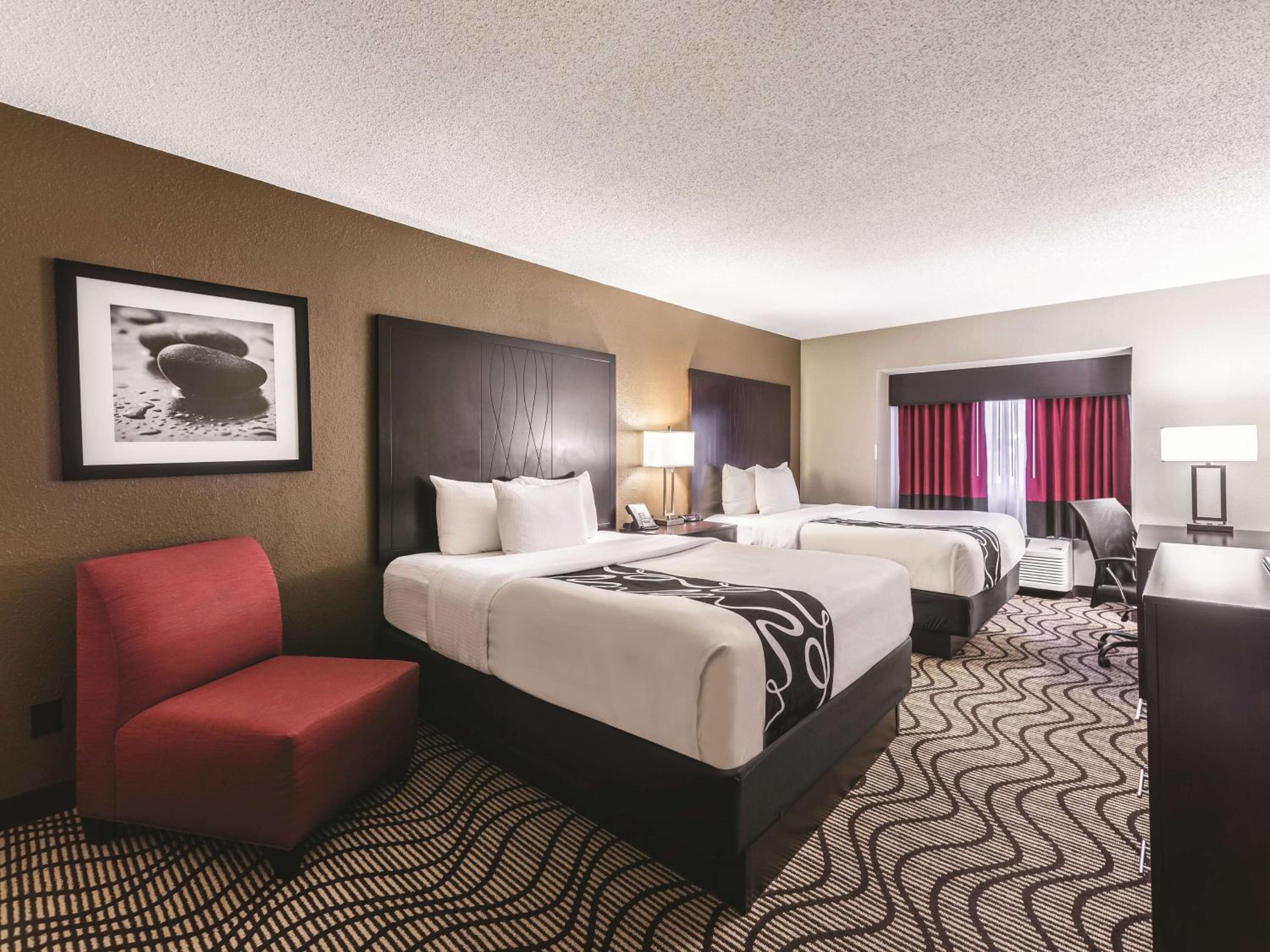 Queen Room with Two Queen Beds photo 3