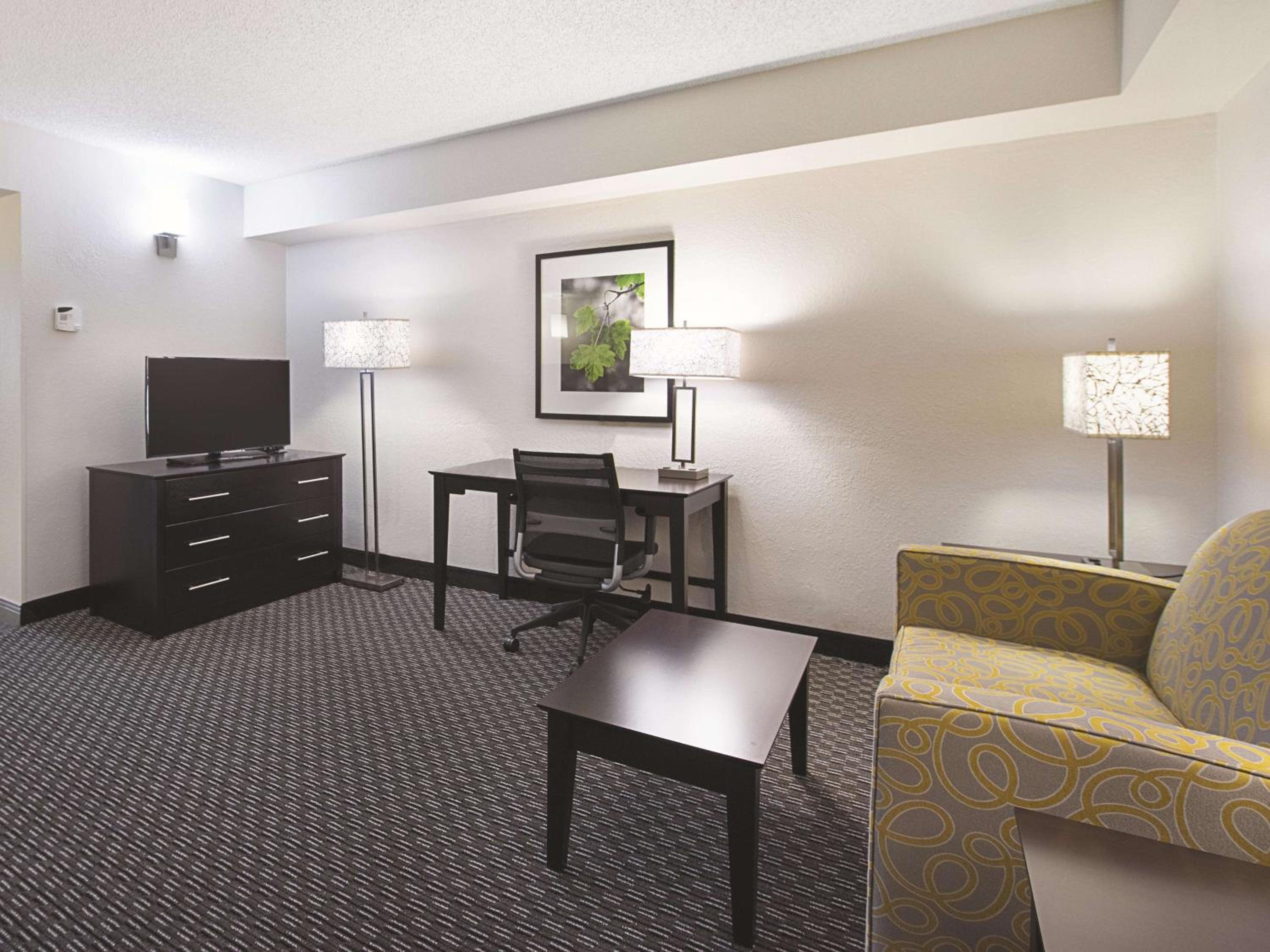 King Studio Suite - Non-Smoking - Photo 4
