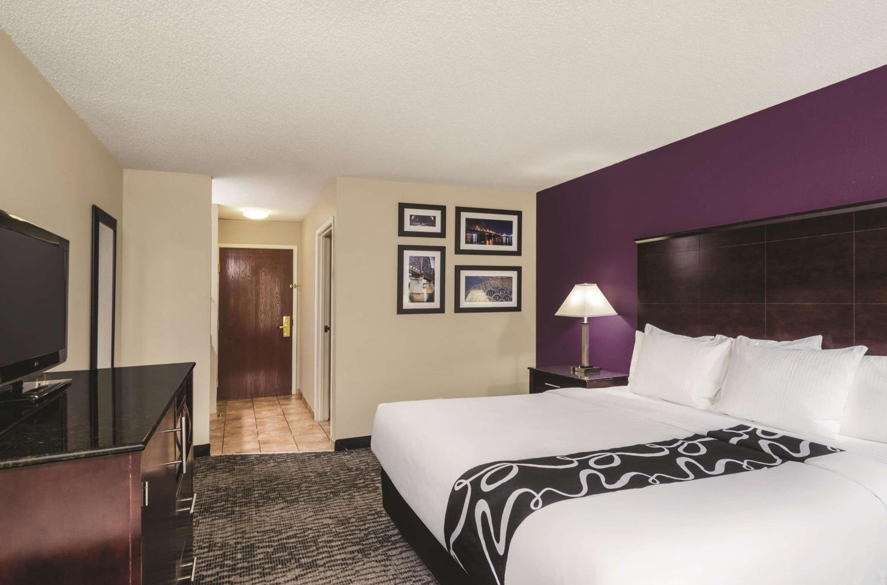 King Bed Room - Photo 1