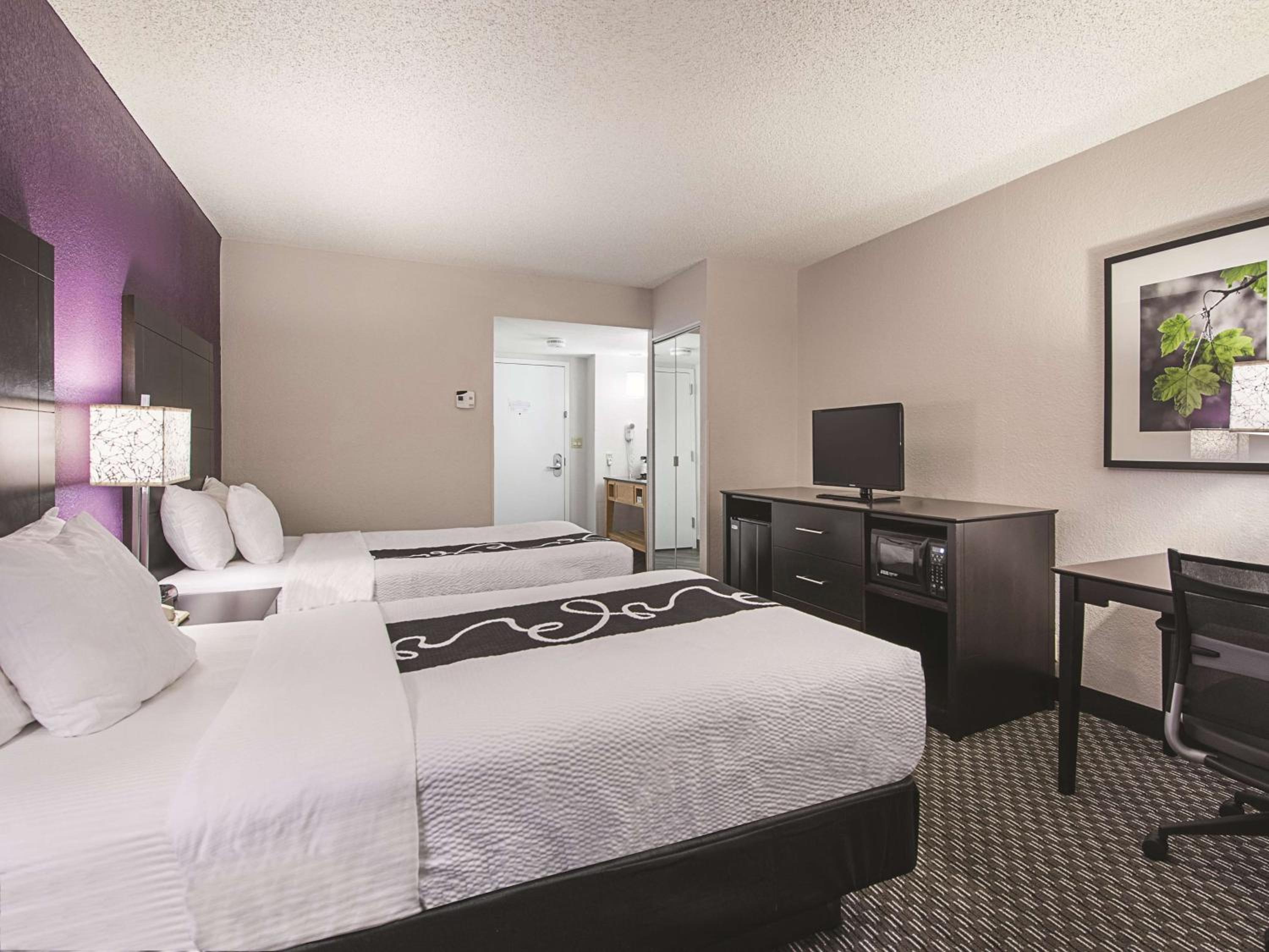 Deluxe Double Room with Two Double Beds - Photo 1