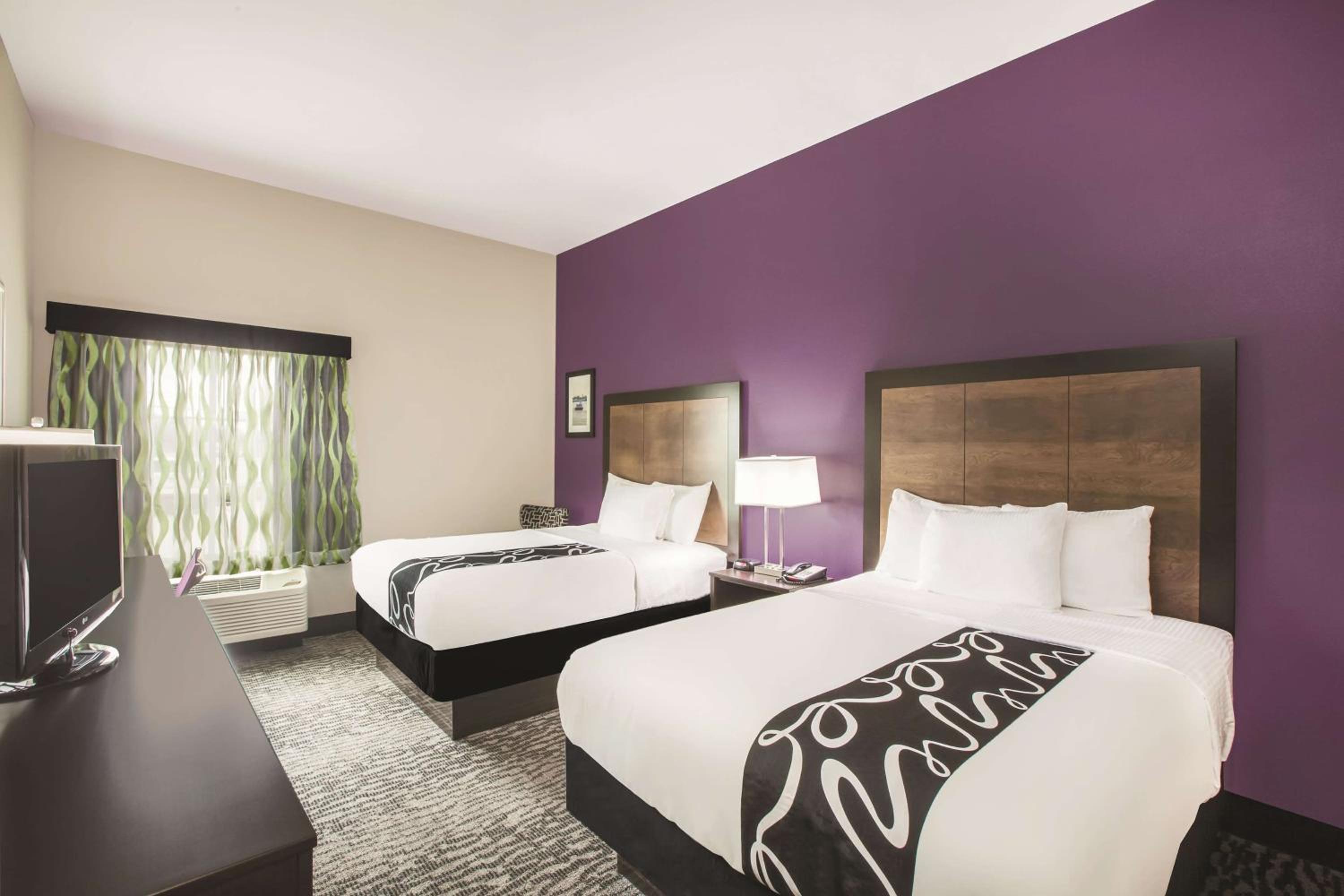 Queen Room with Two Queen Beds photo 3