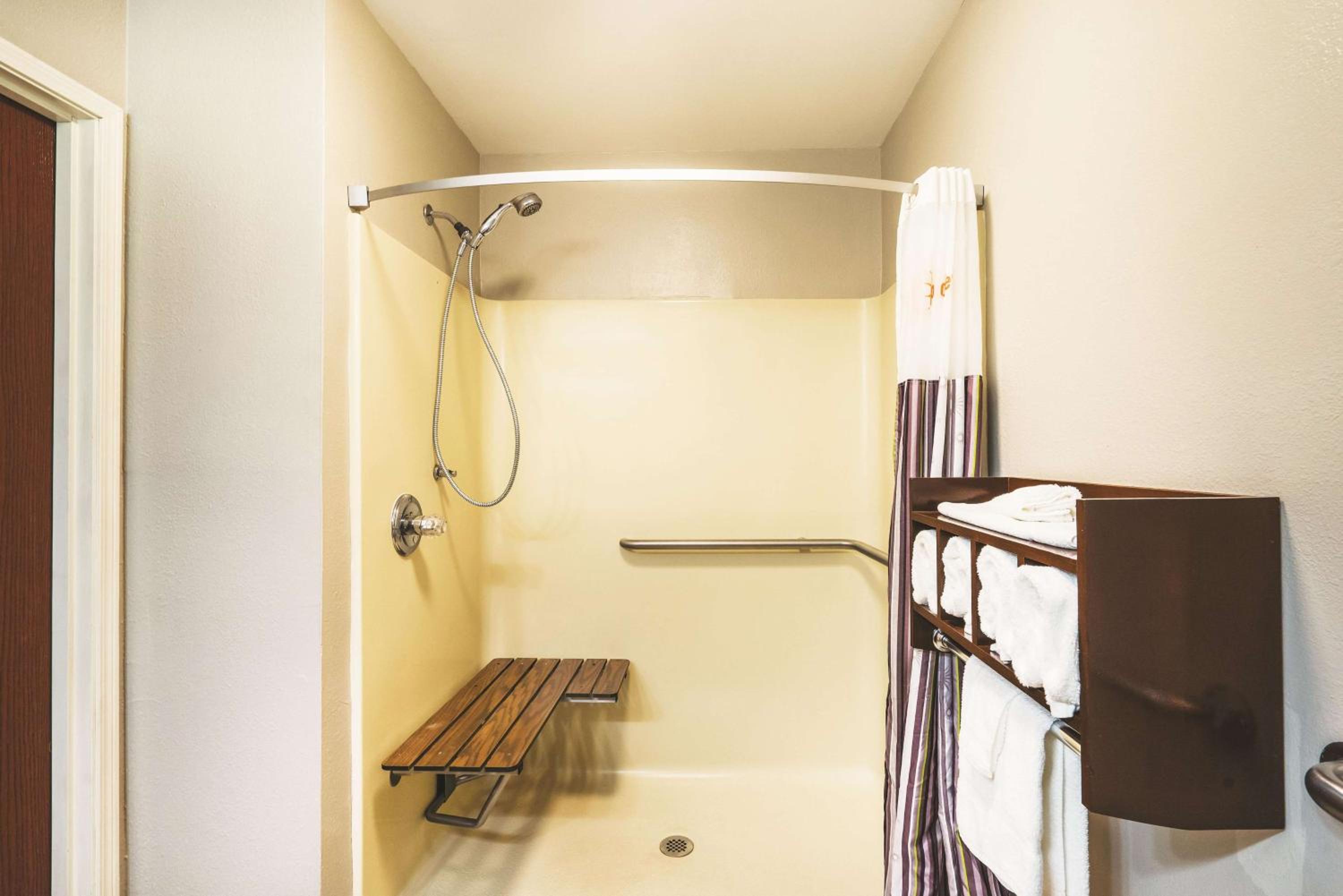 Queen Room with Two Queen Beds - Mobility Access/Non-Smoking - Photo 2