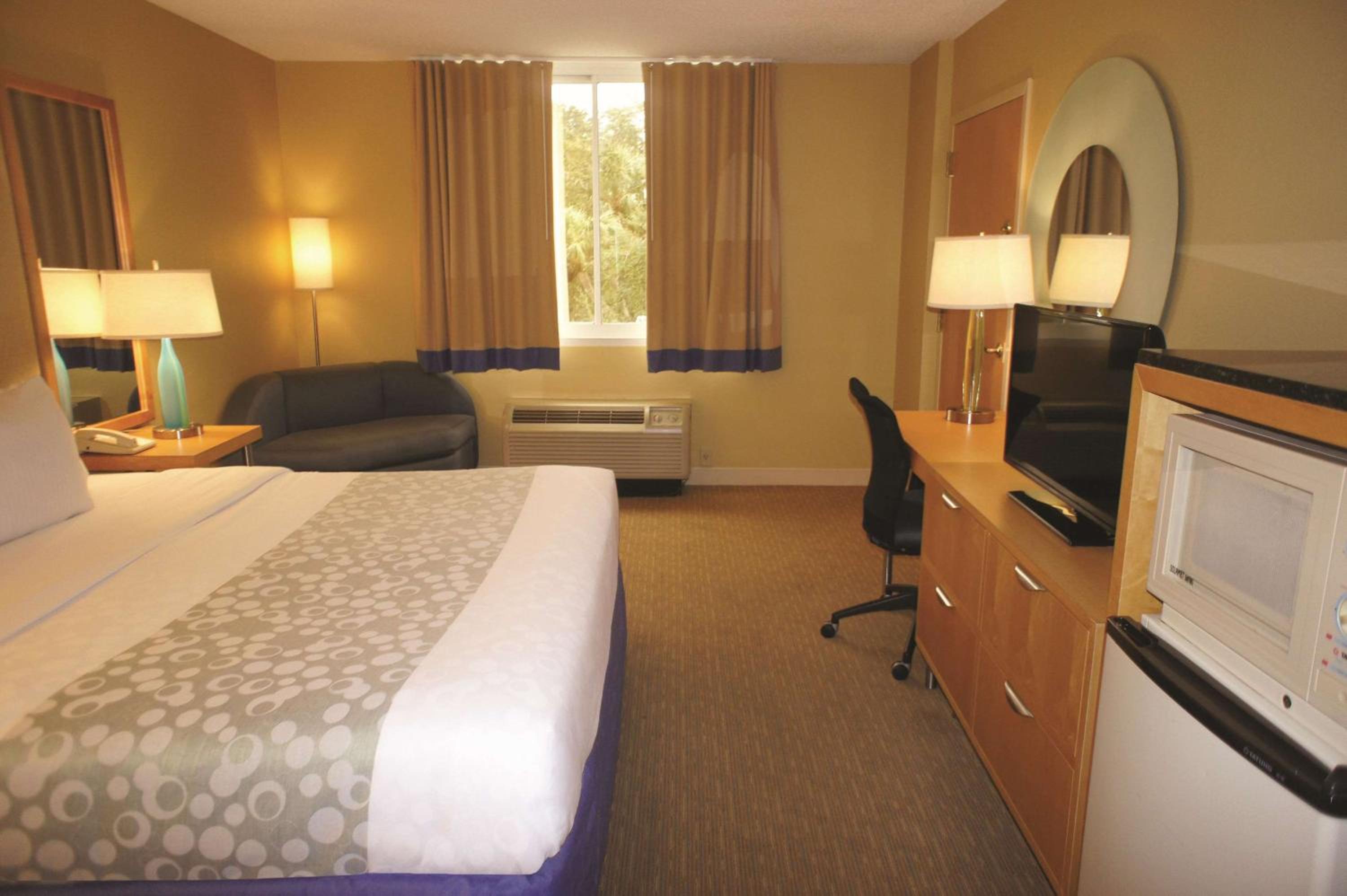 King Room with Bath Tub - Mobility/Hearing Accessible - Non-Smoking - Photo 1