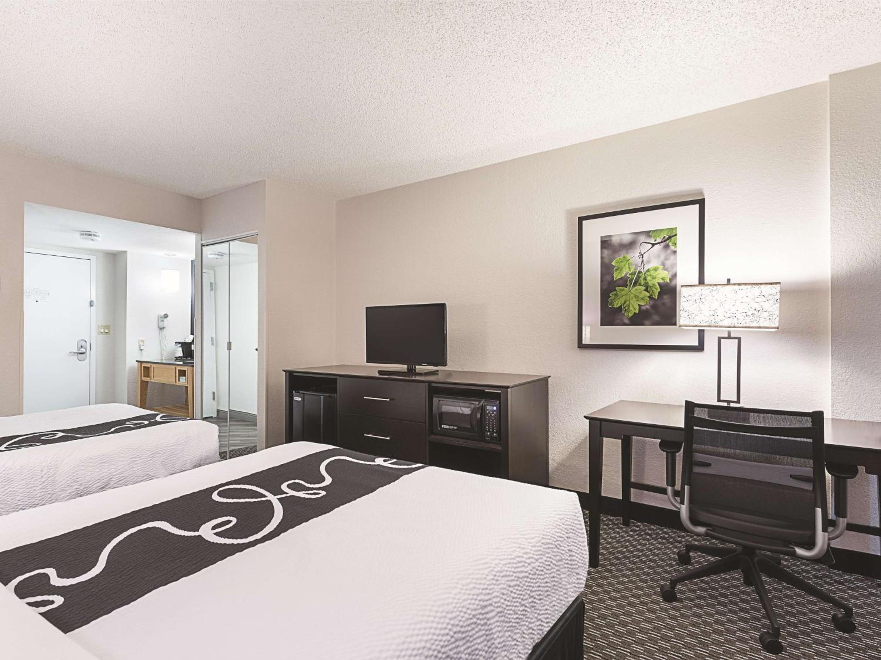 Deluxe Double Room with Two Double Beds - Photo 3