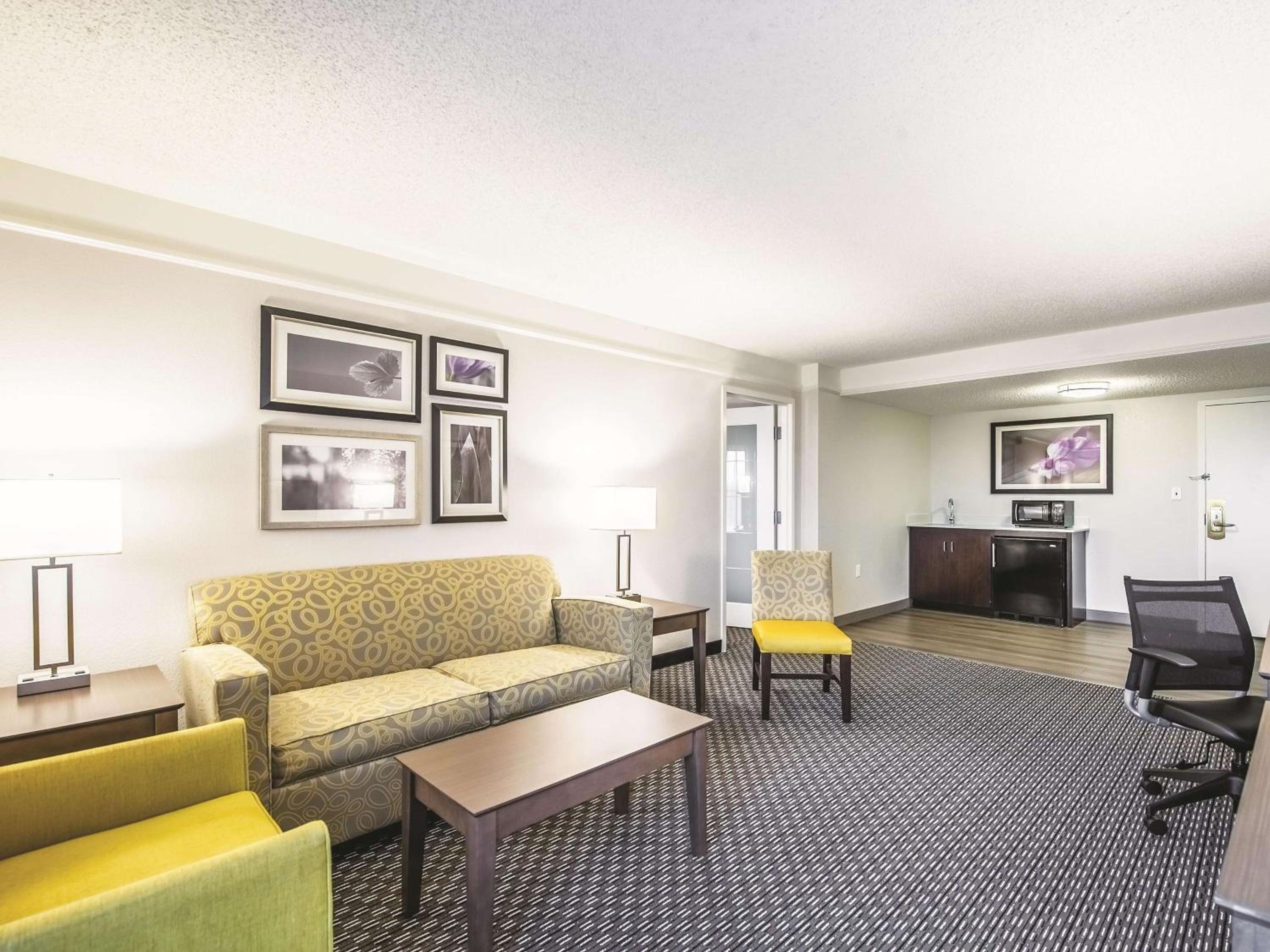 One Bedroom Suite with Two Queen Beds -  Non-Smoking - Photo 3