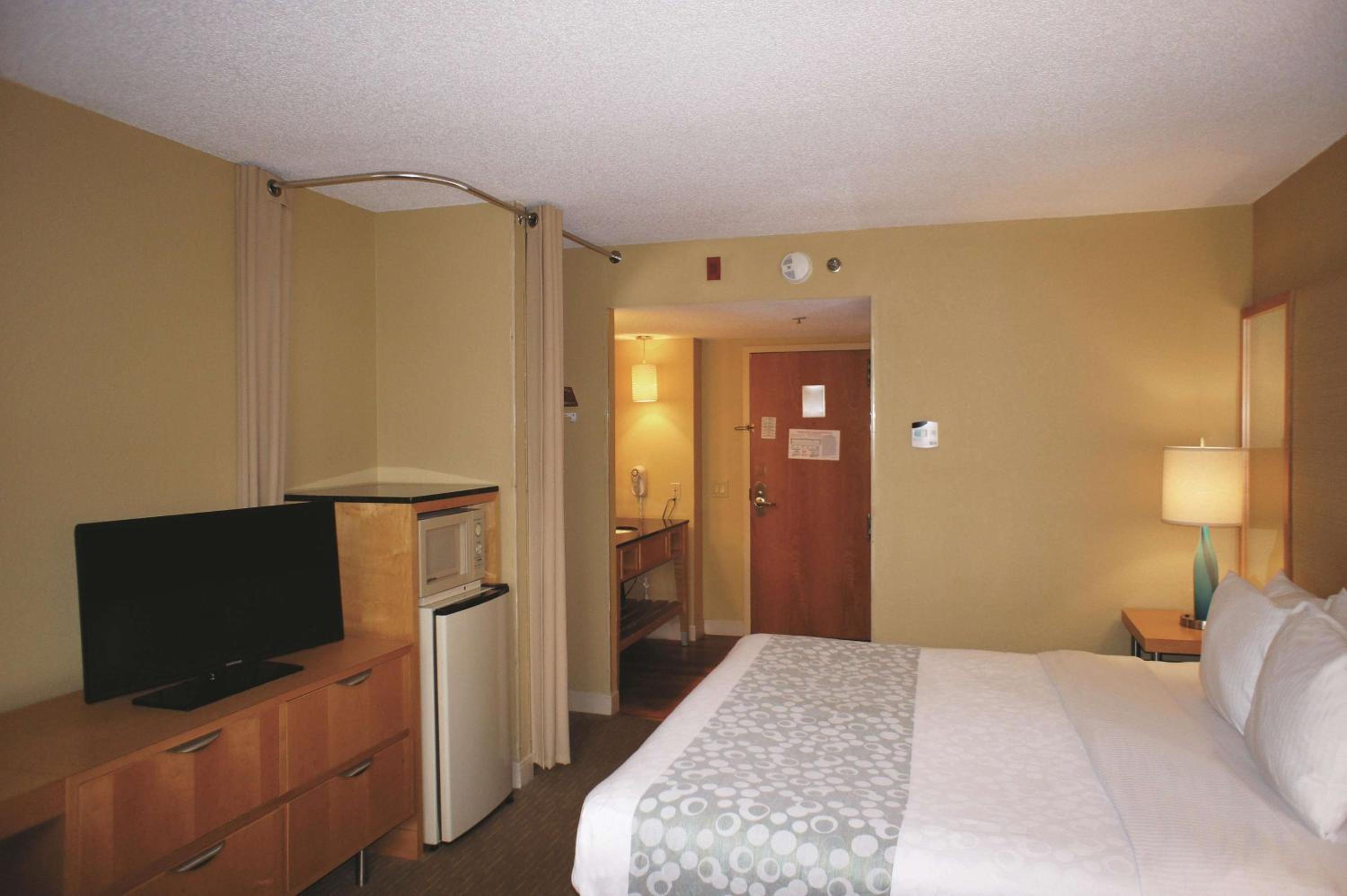 Deluxe King Room - Non-Smoking - Photo 1
