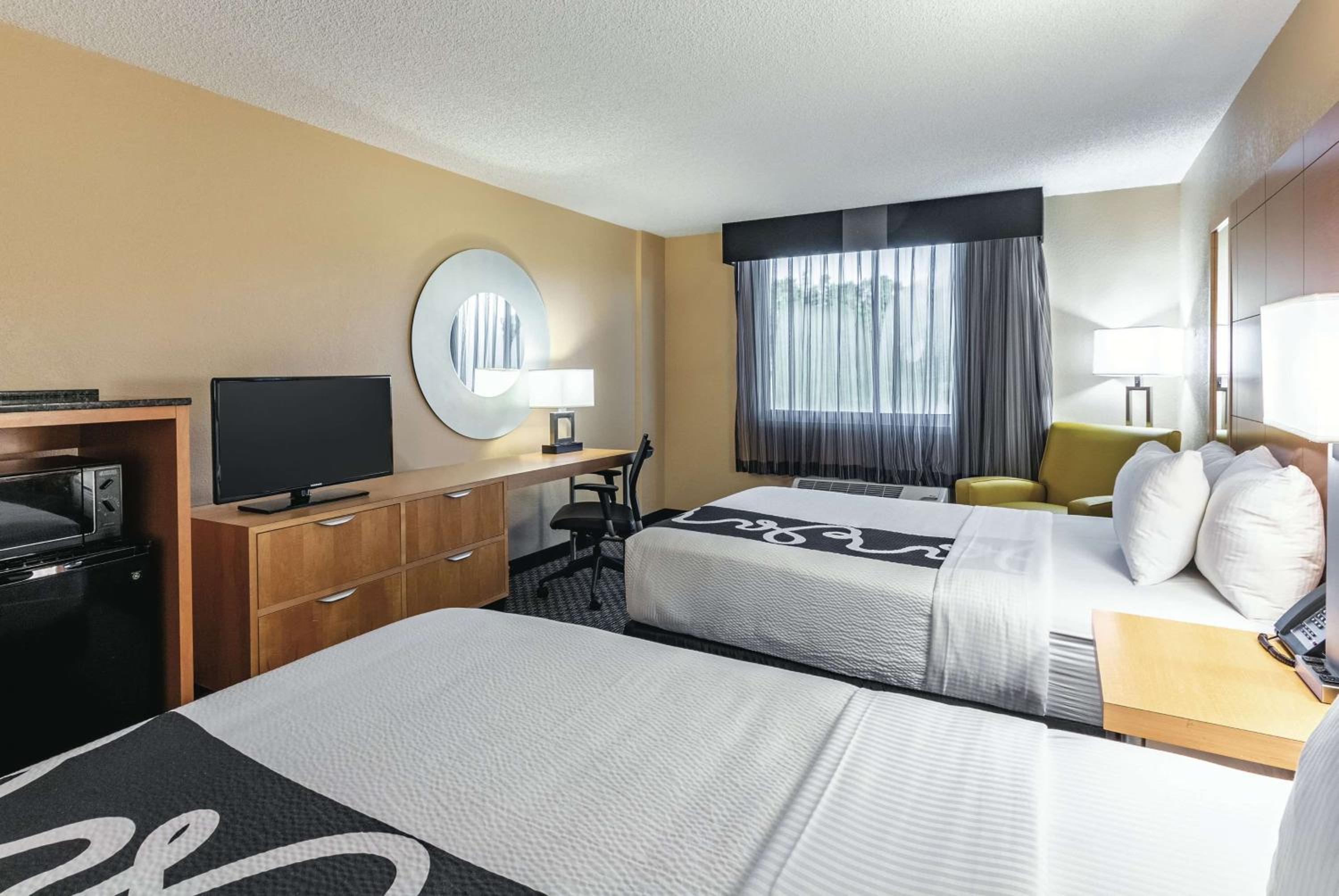 Double Room with Two Double Beds - Non-Smoking - Photo 4