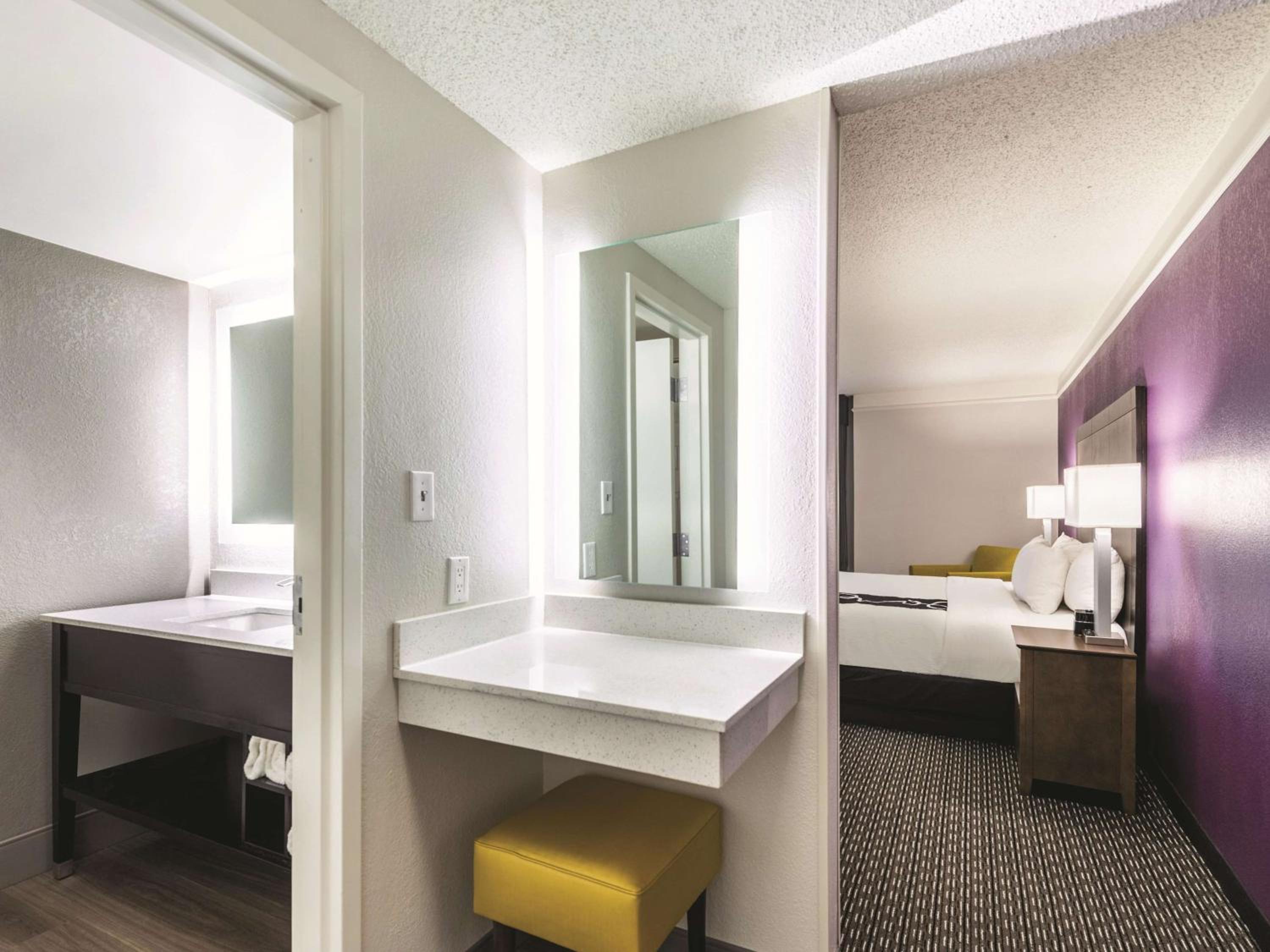 One-Bedroom King Suite - Non-Smoking - Photo 3