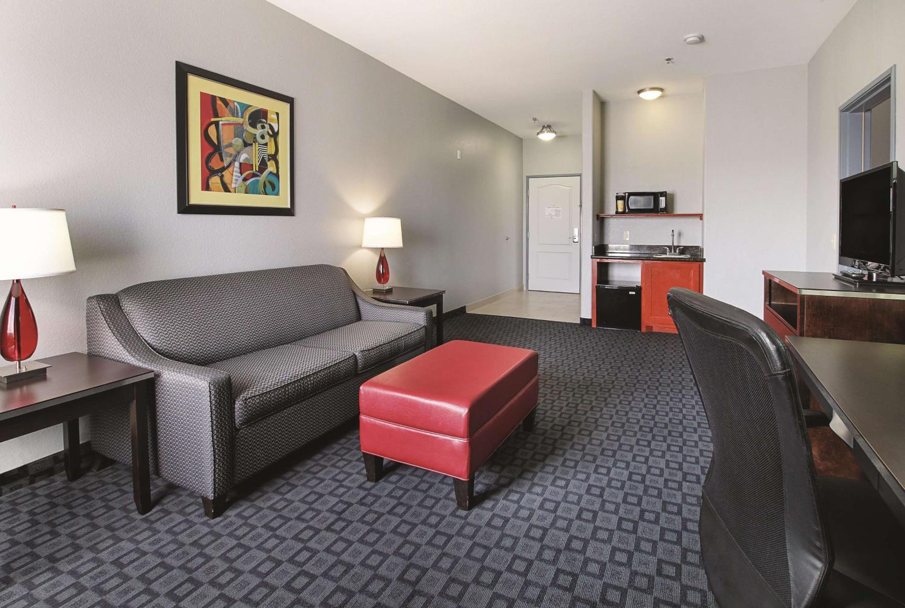 Deluxe King Suite - Non-Smoking - Photo 17