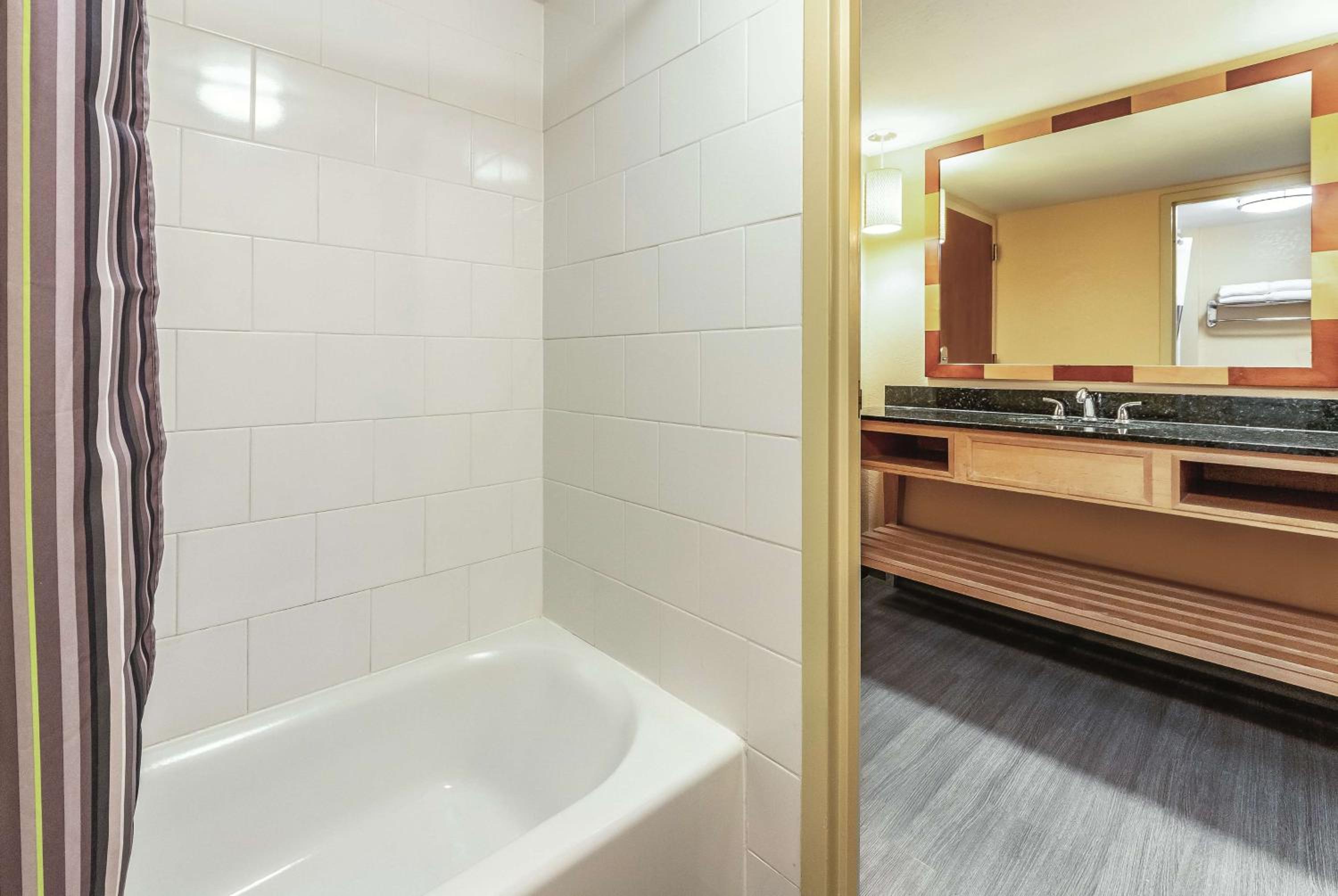 Double Room with Two Double Beds - Non-Smoking - Photo 2
