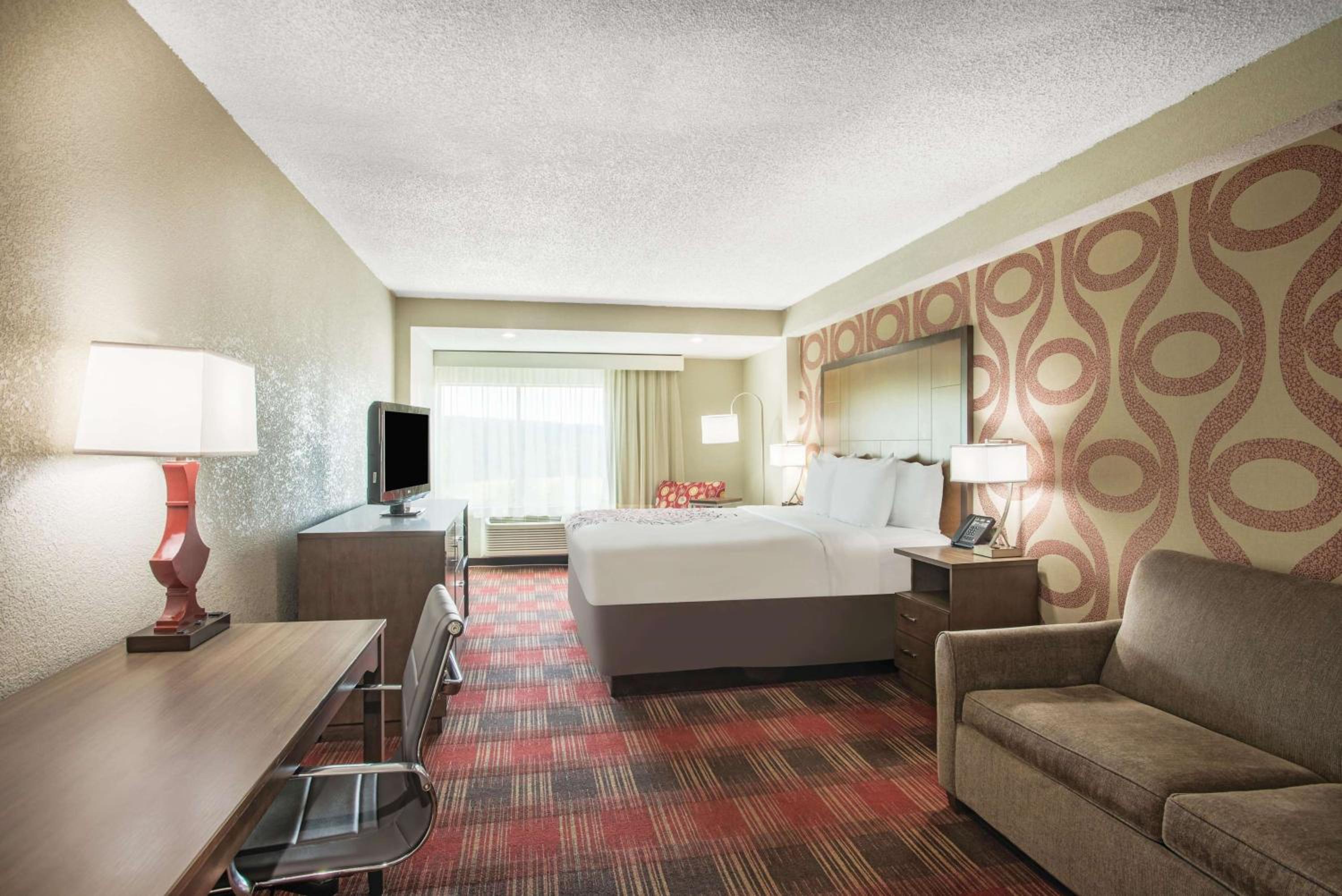 Deluxe King Room - Non-Smoking - Photo 2