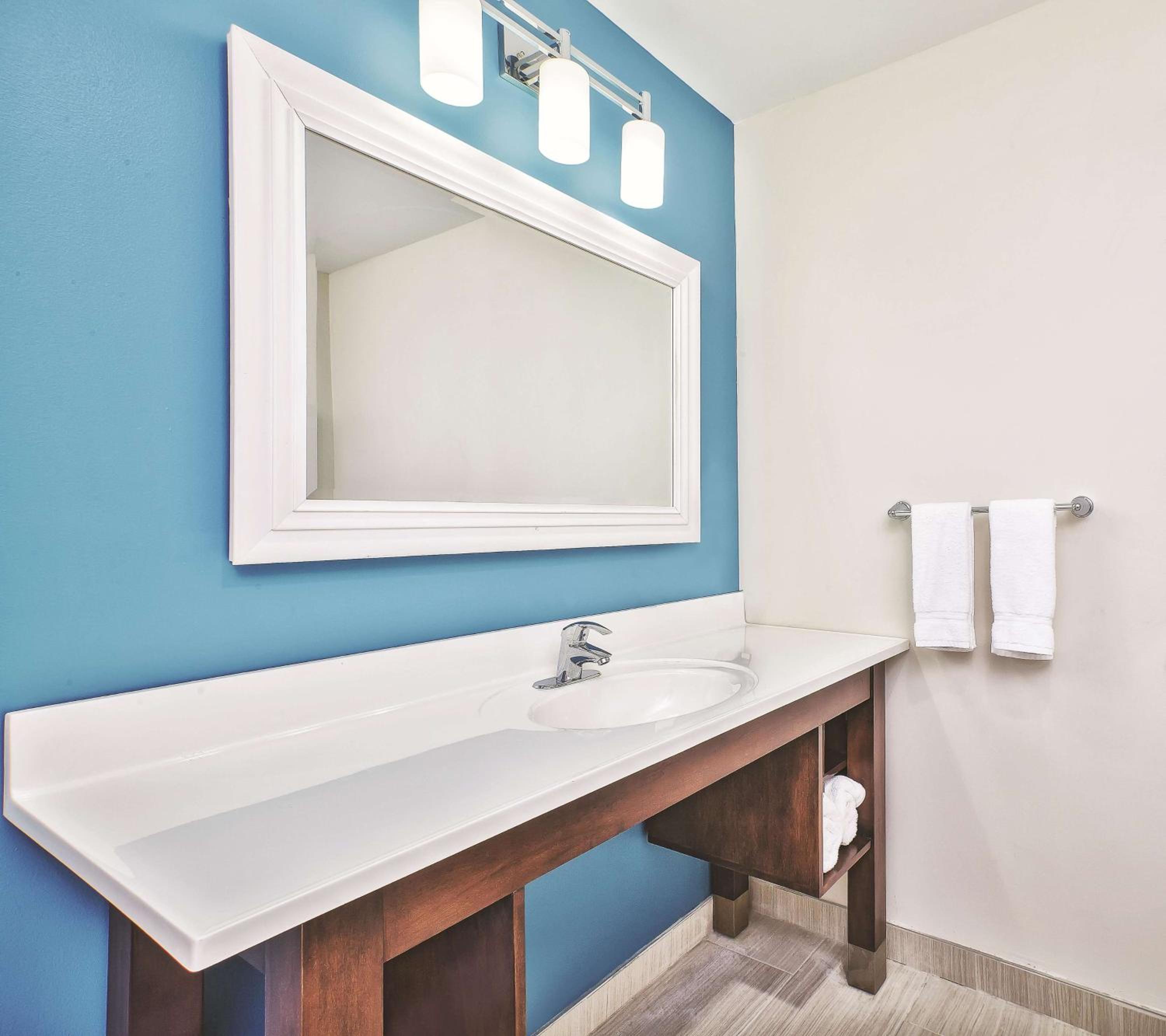 King Room with Roll-In Shower - Mobility/Hearing Accessible - Non-Smoking photo 2