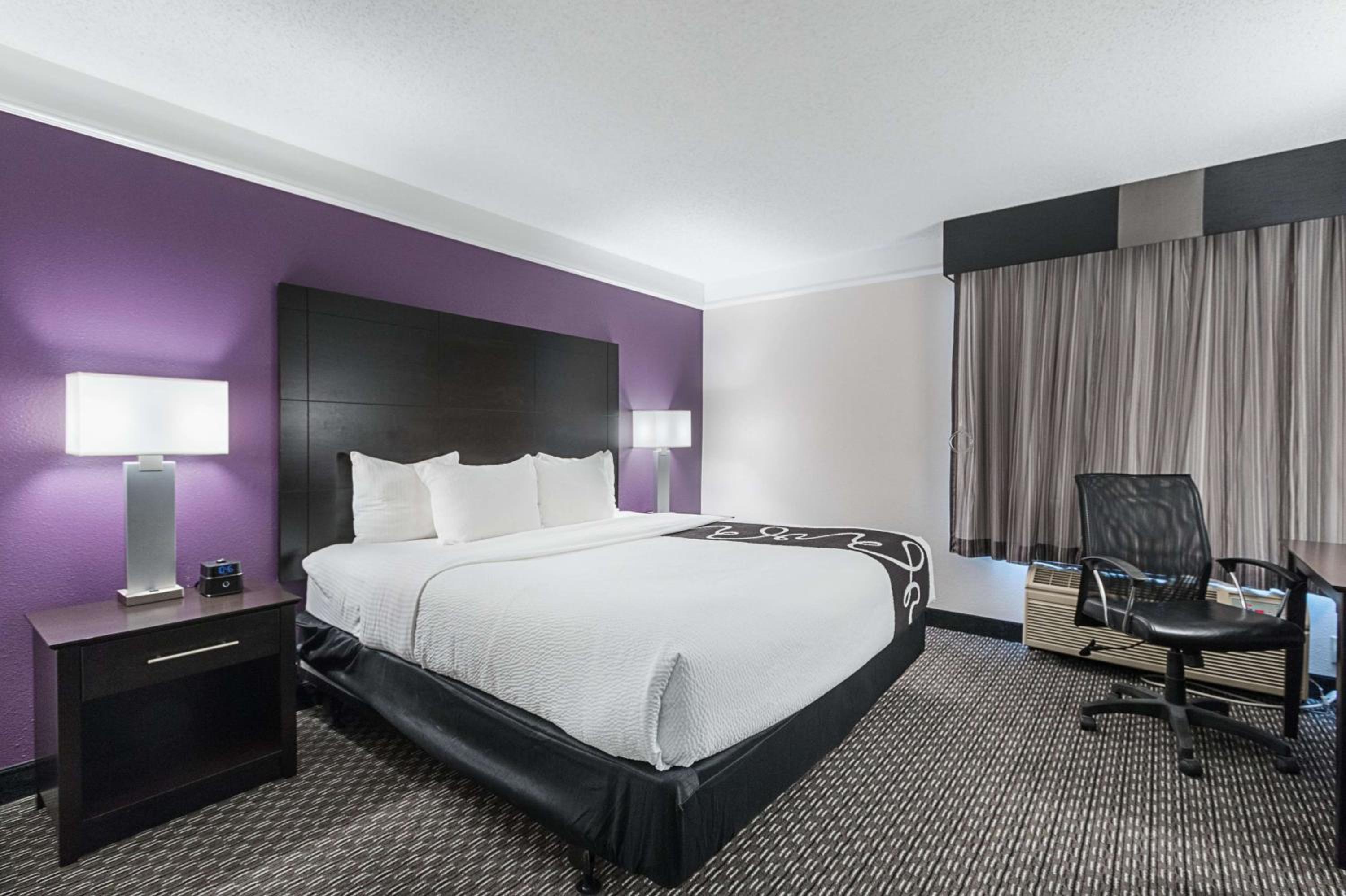 Queen Room - Disability Access - Photo 1
