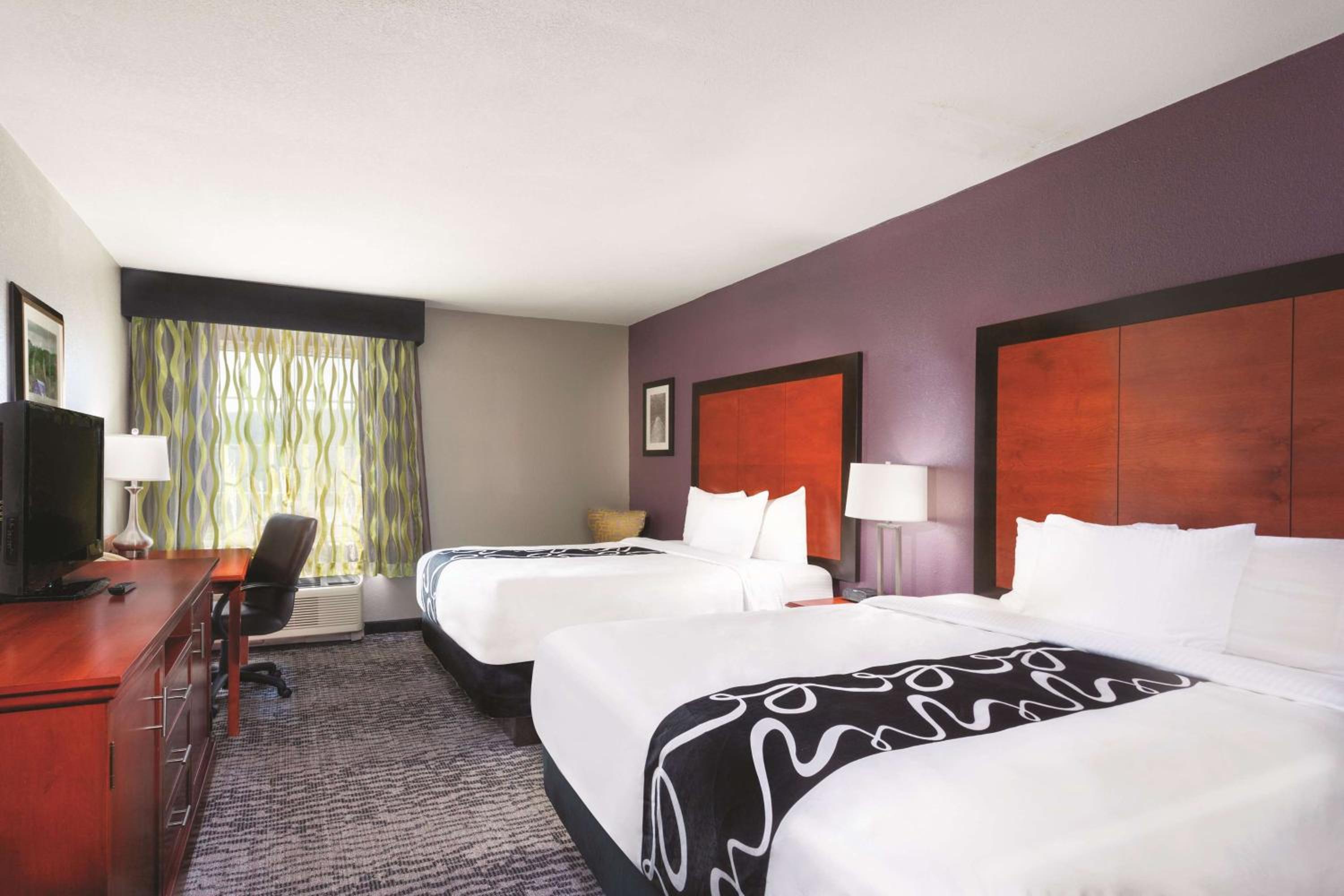 Queen Room with Two Queen Beds photo 3