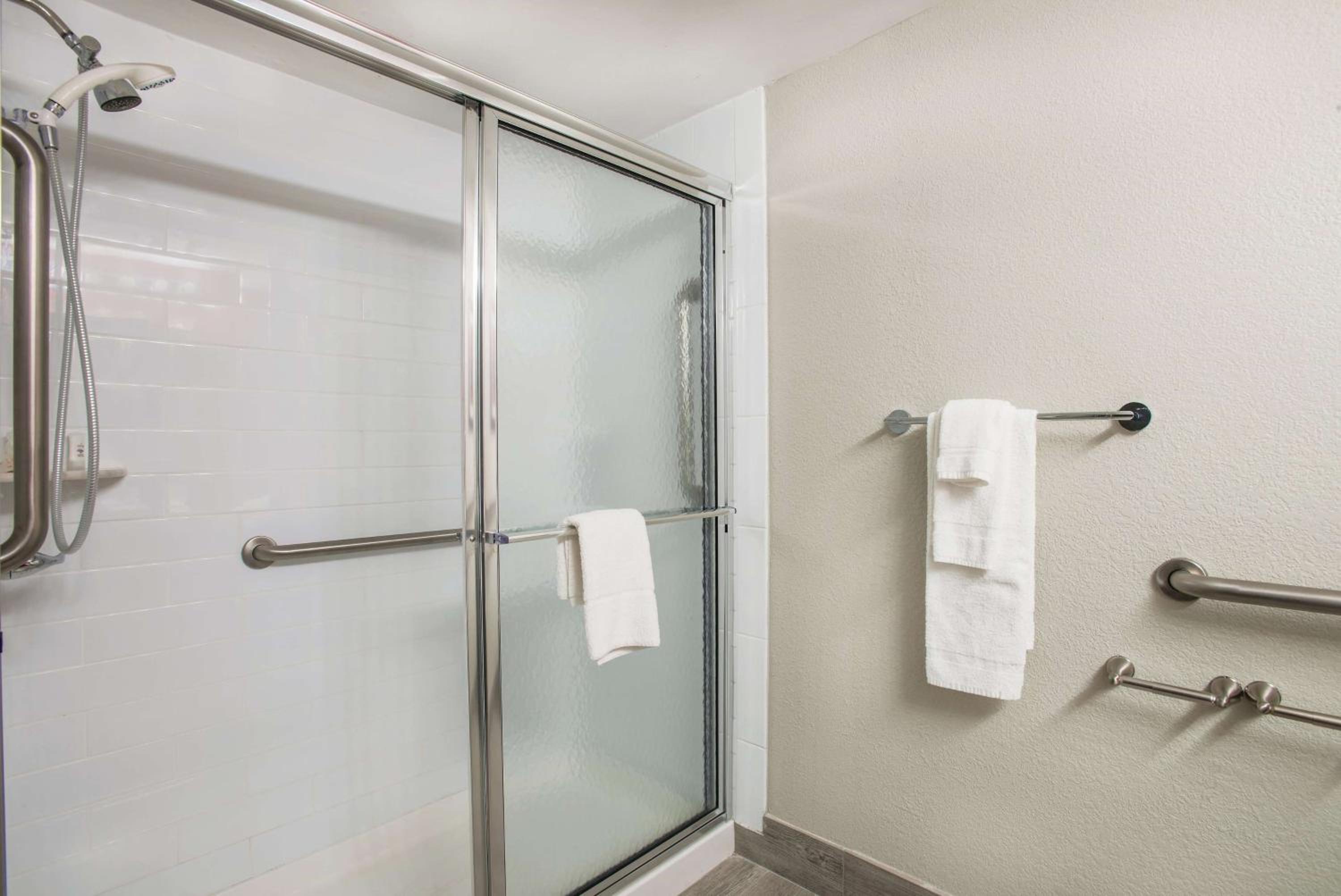 King Room with Roll-in Shower - Mobility Access/Non-Smoking - Photo 3