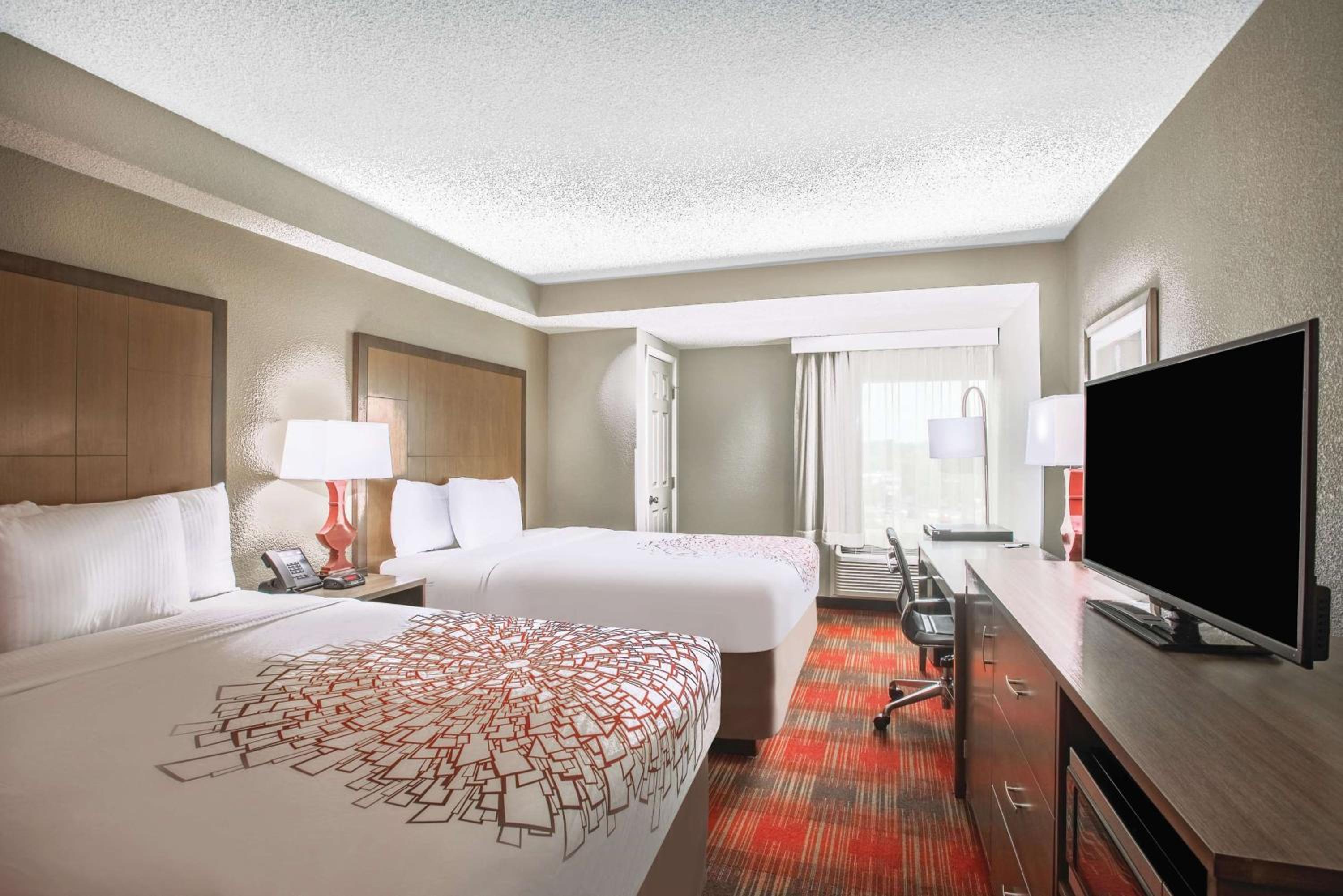 Queen Room with Two Queen Beds and Roll-in Shower - Mobility Accessible/Non-Smoking - Photo 2