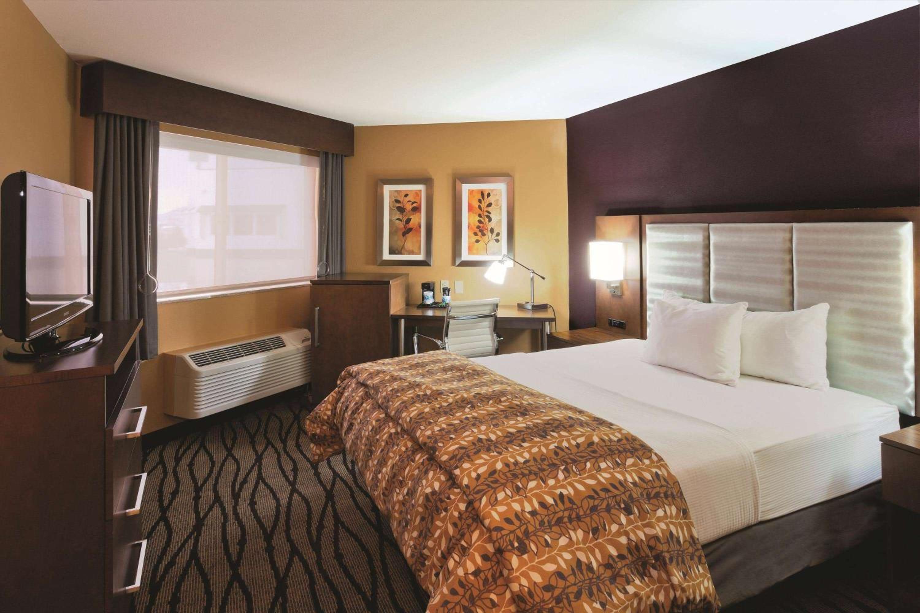 Deluxe King Room - Photo 2